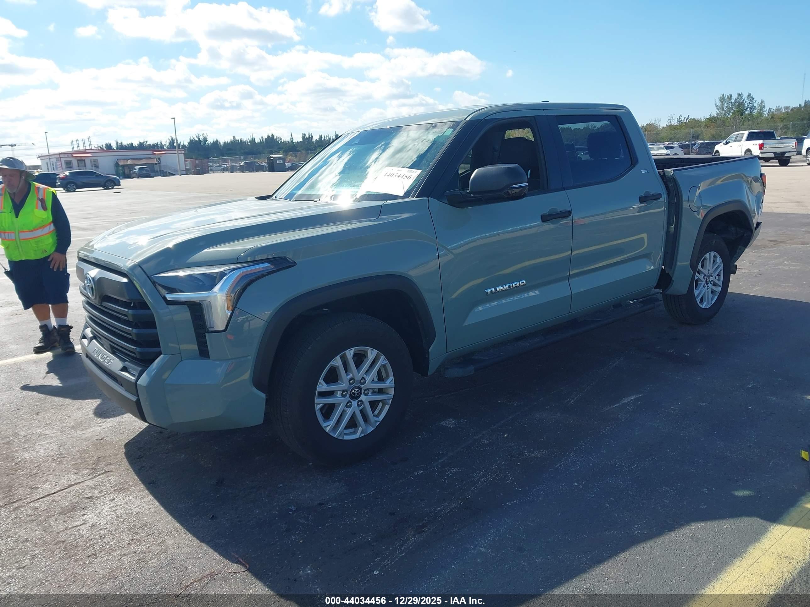 TOYOTA TUNDRA image 2