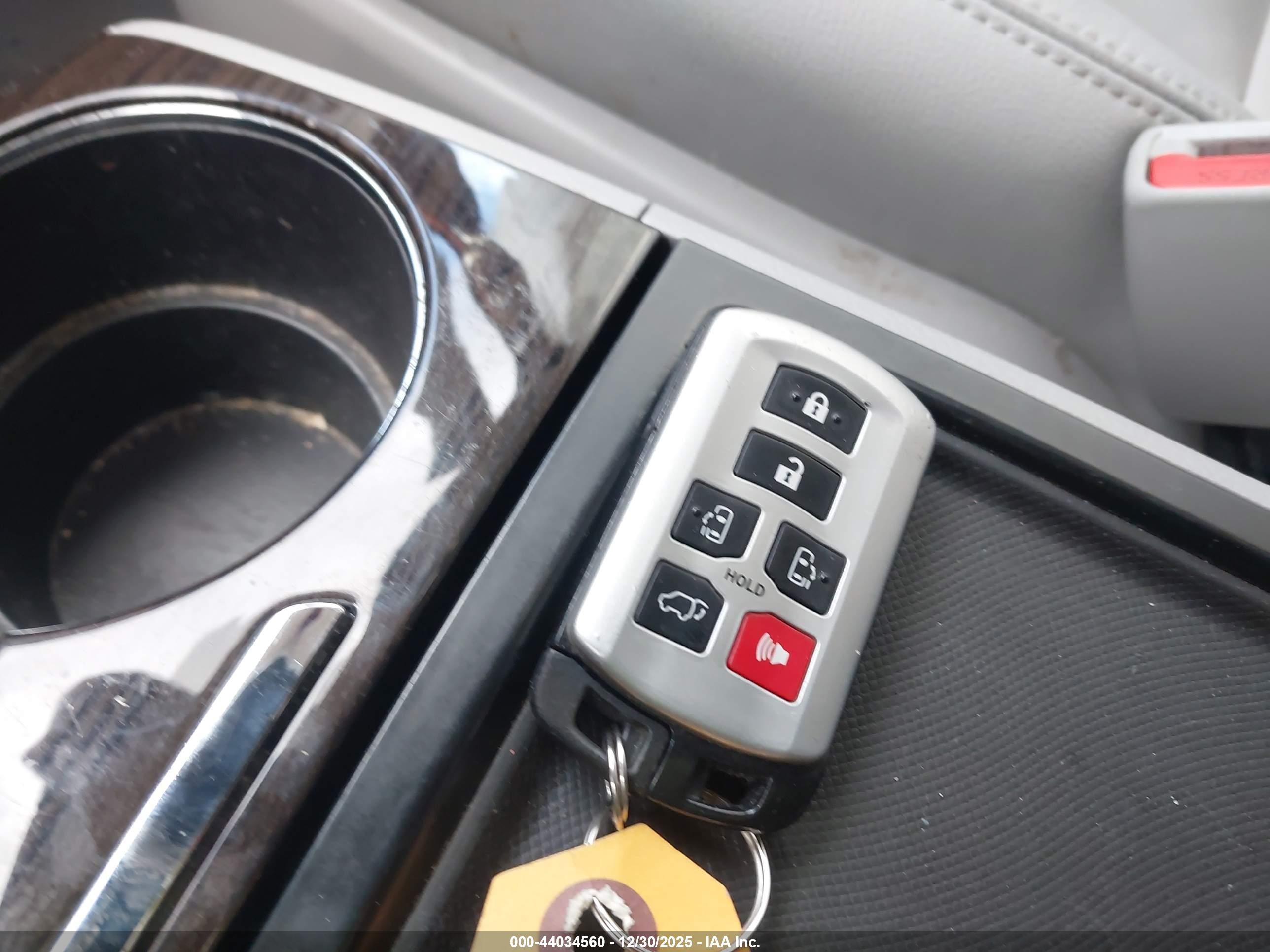 TOYOTA SIENNA image 11