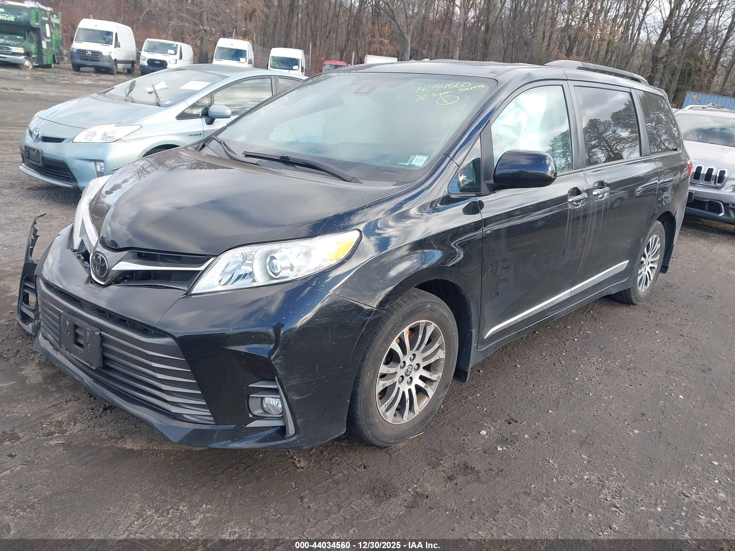 TOYOTA SIENNA image 2