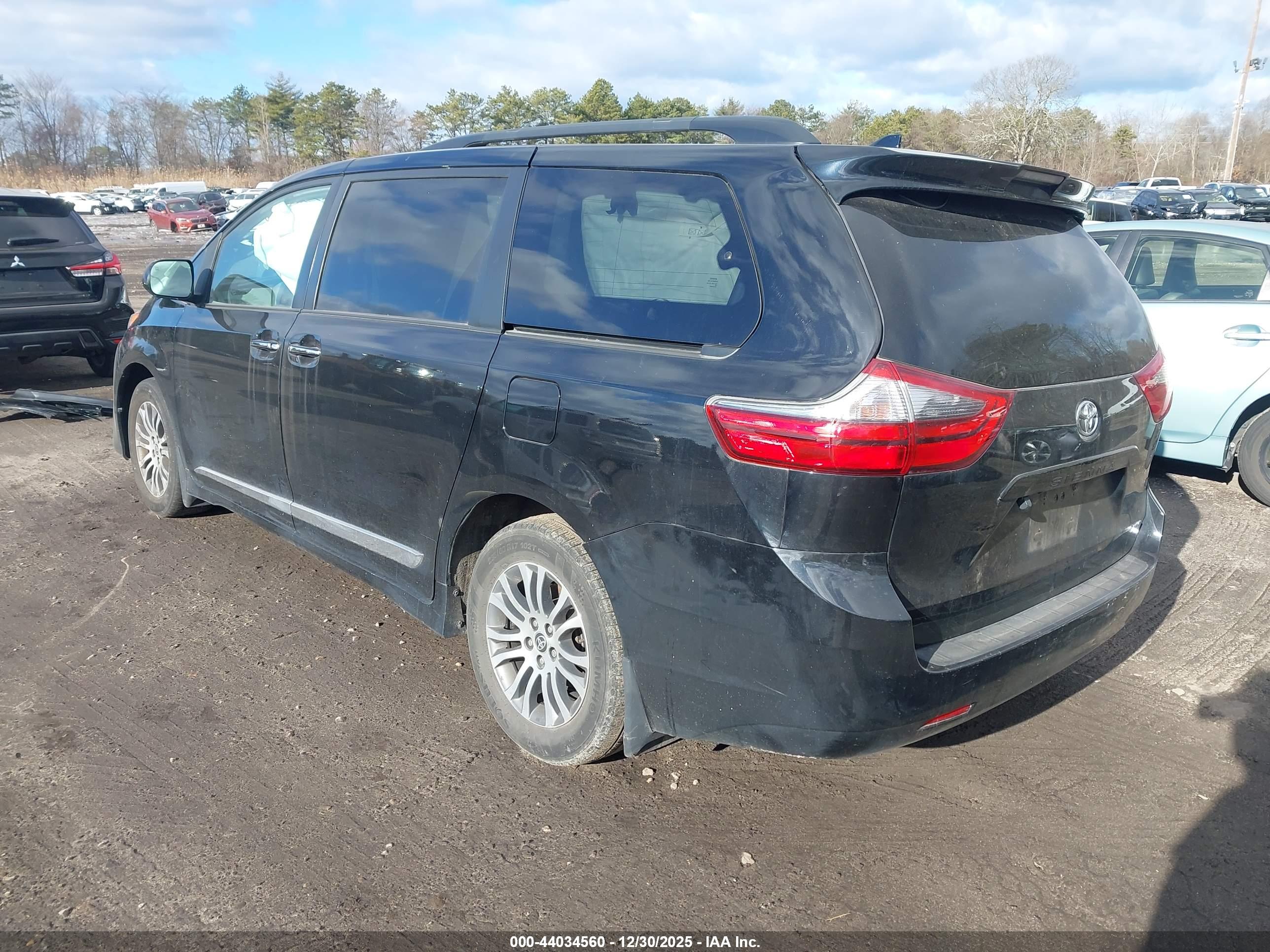 TOYOTA SIENNA image 3