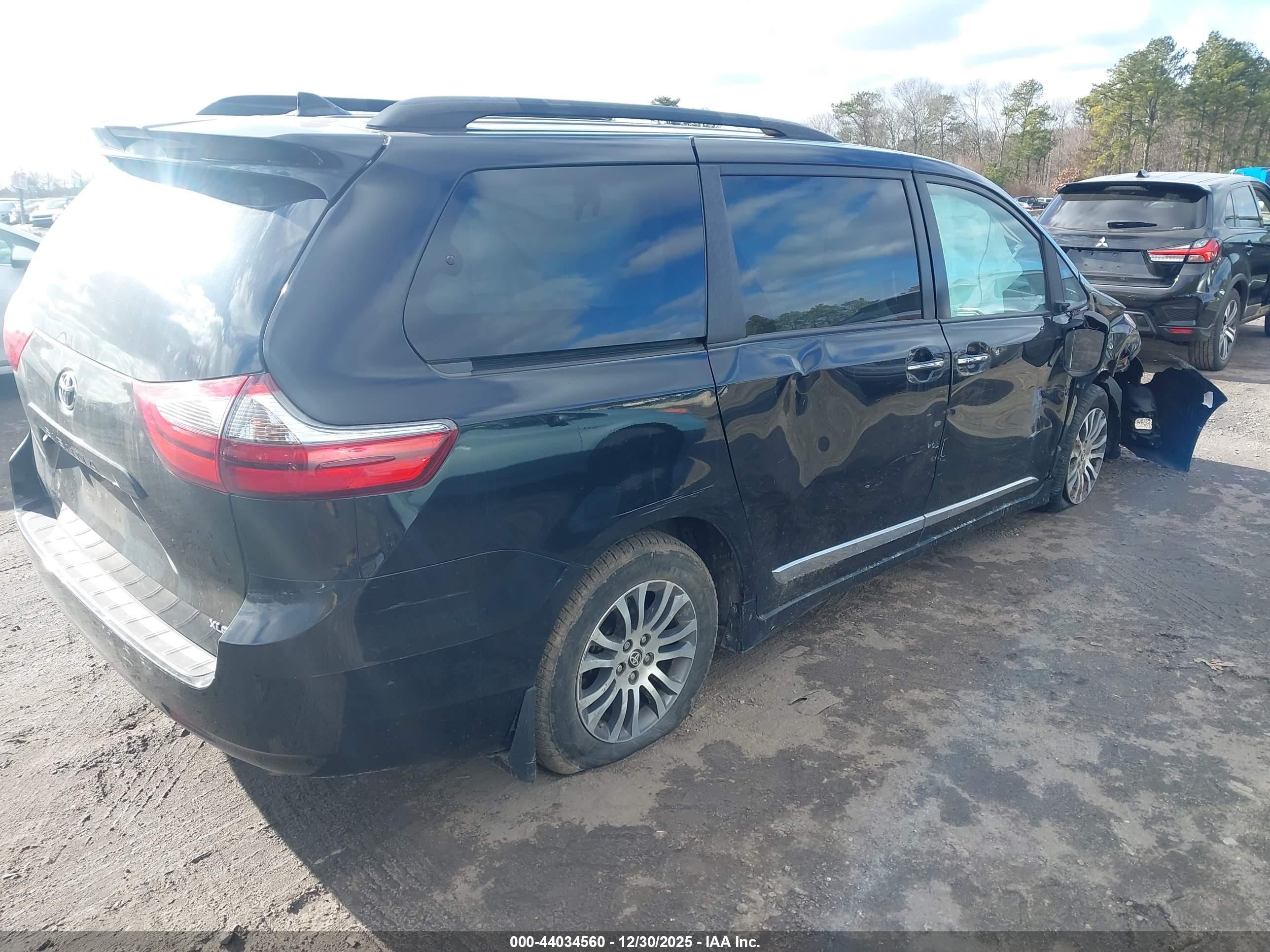 TOYOTA SIENNA image 4