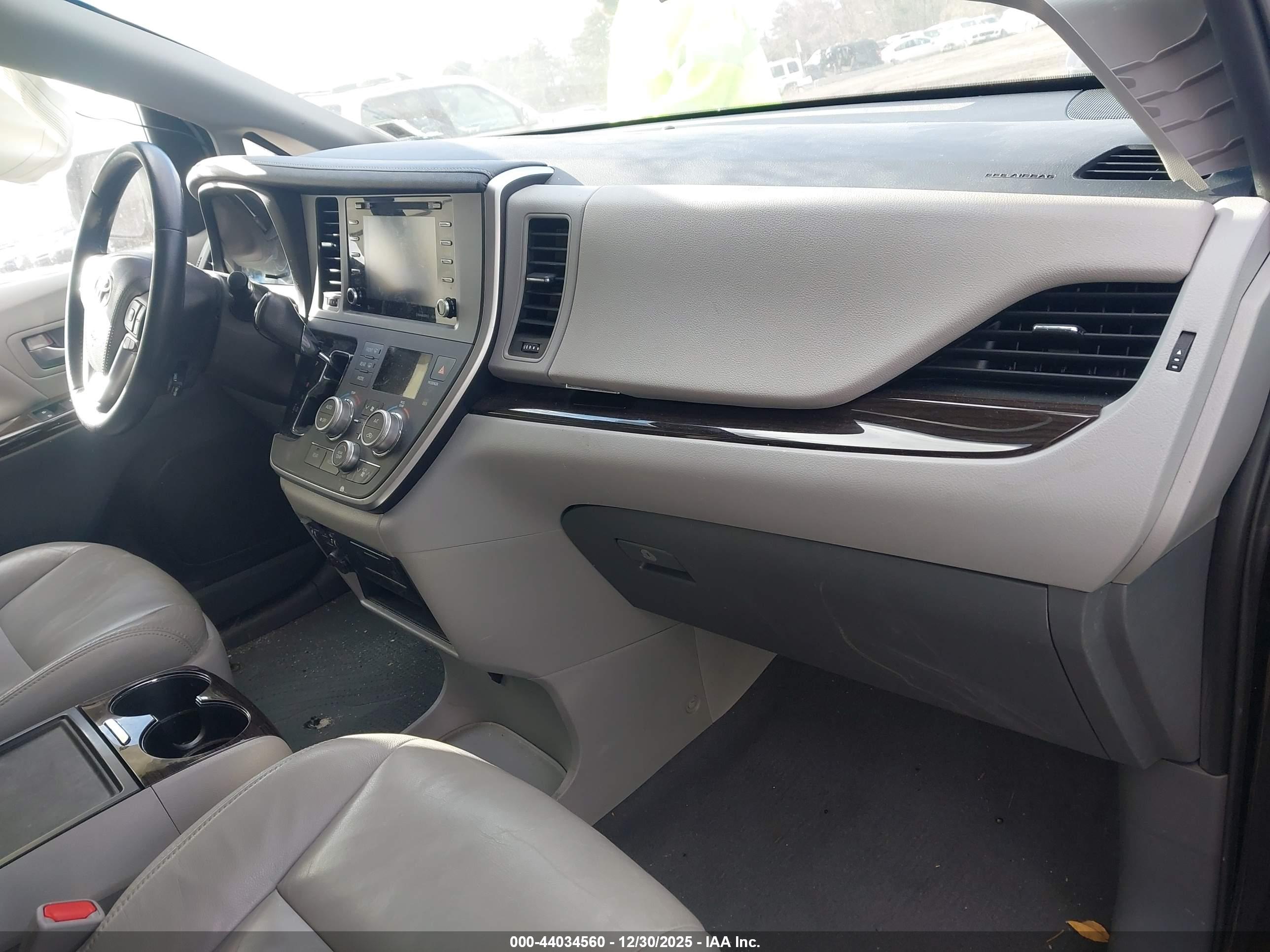 TOYOTA SIENNA image 5