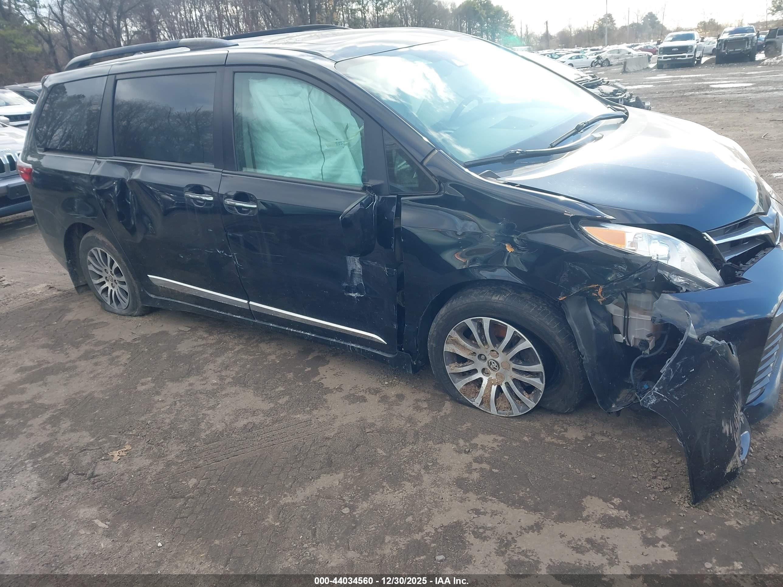 TOYOTA SIENNA image 6