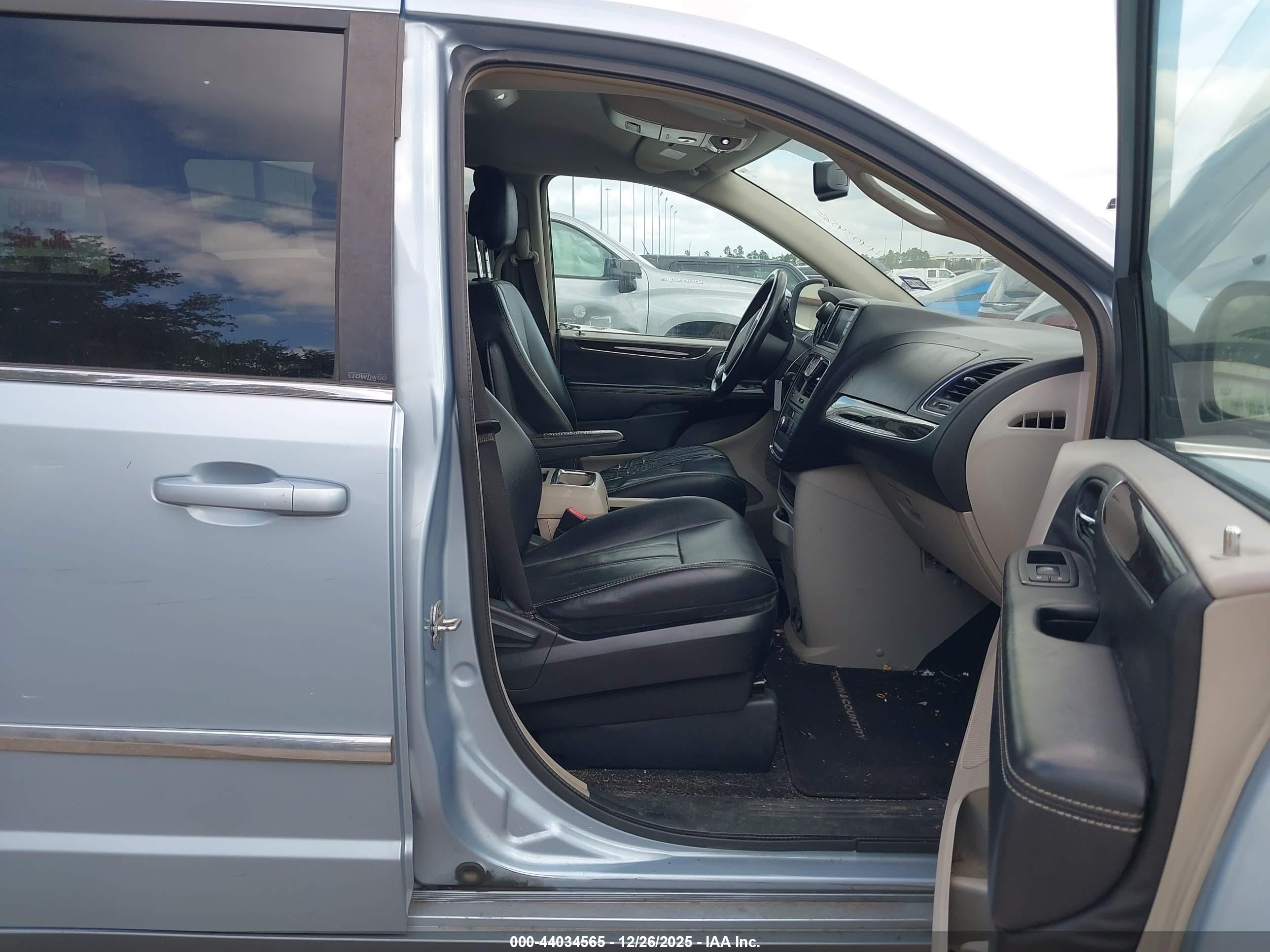 CHRYSLER TOWN image 5