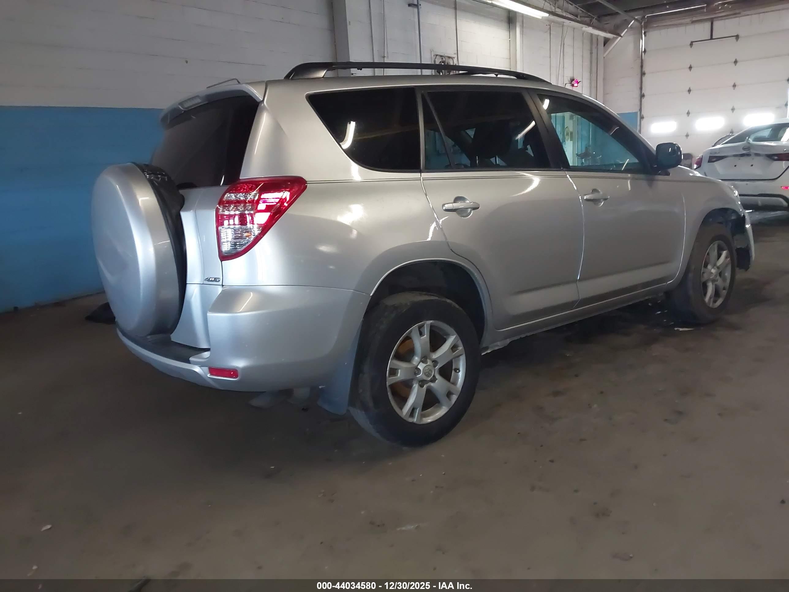 TOYOTA RAV4 image 4