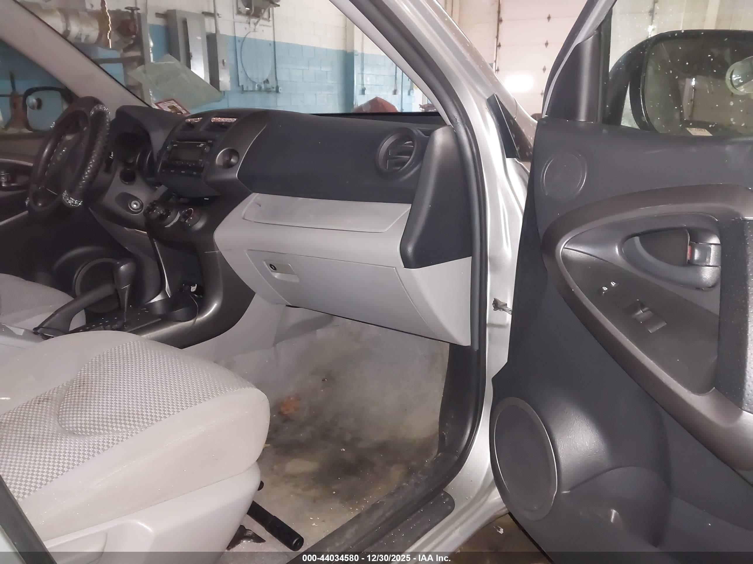 TOYOTA RAV4 image 5