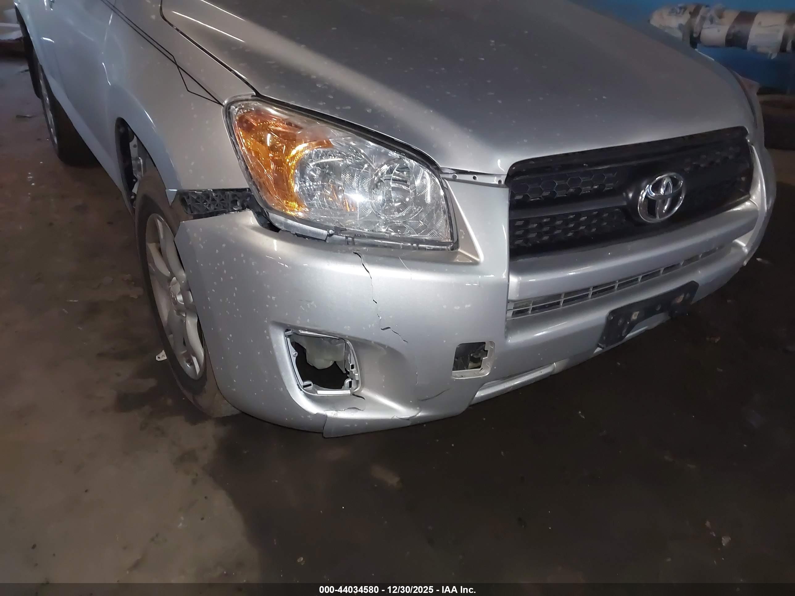 TOYOTA RAV4 image 6