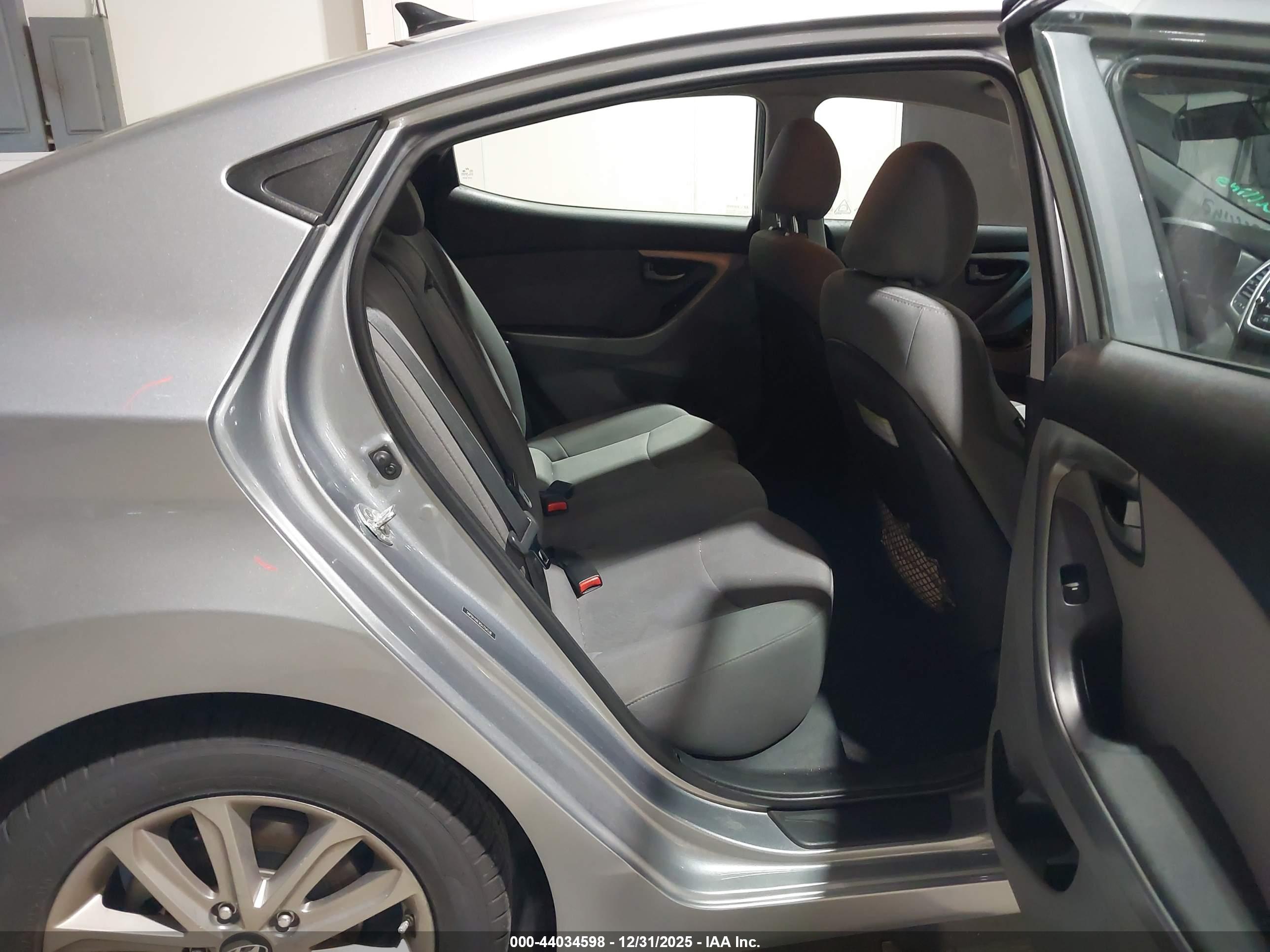 HYUNDAI ELANTRA image 8