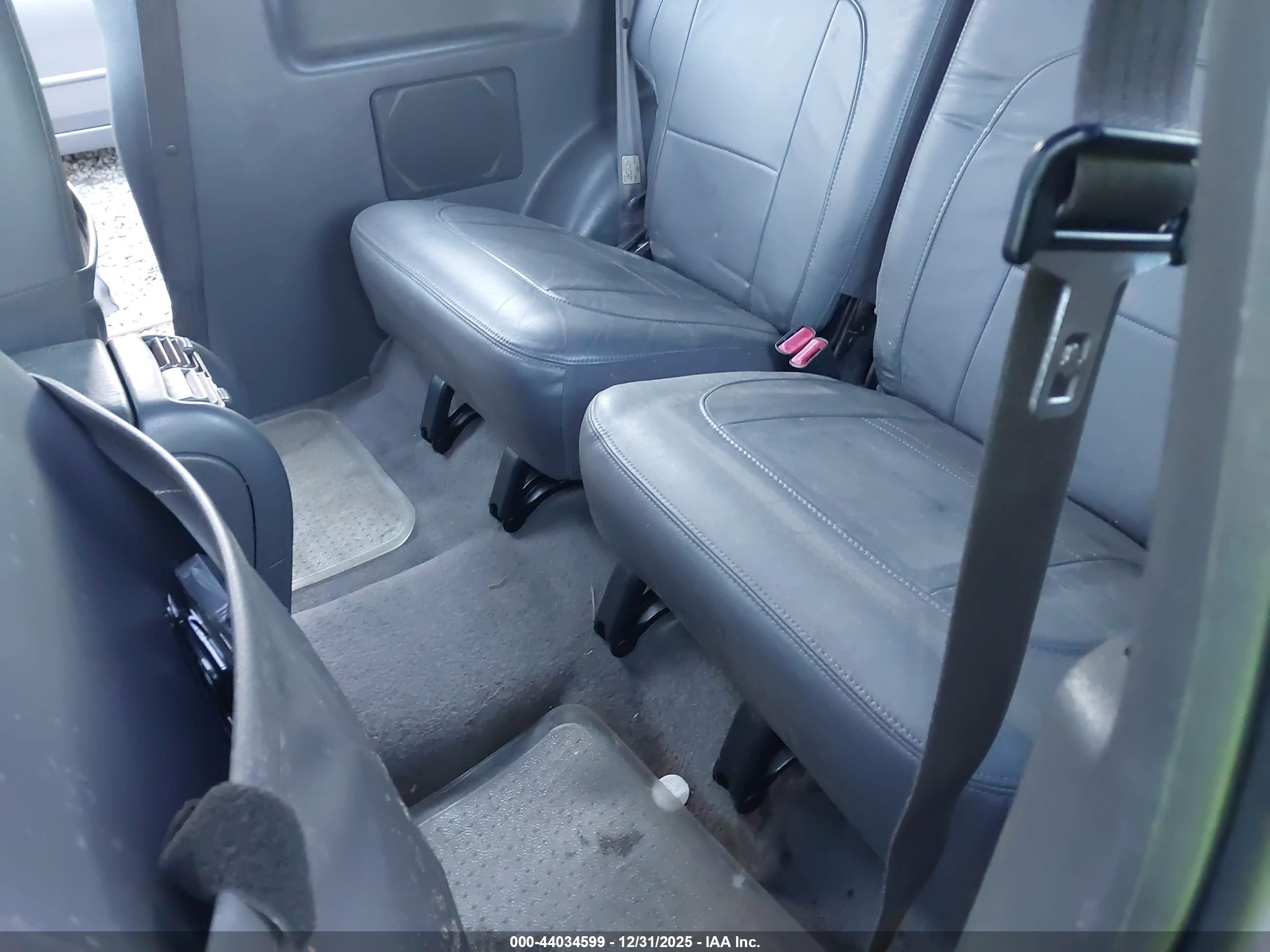 FORD EXPLORER image 8