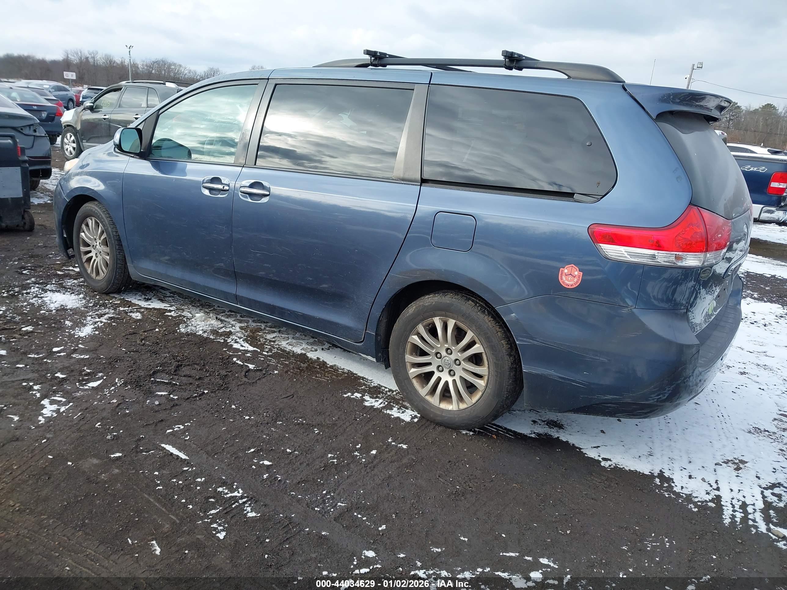 TOYOTA SIENNA image 3