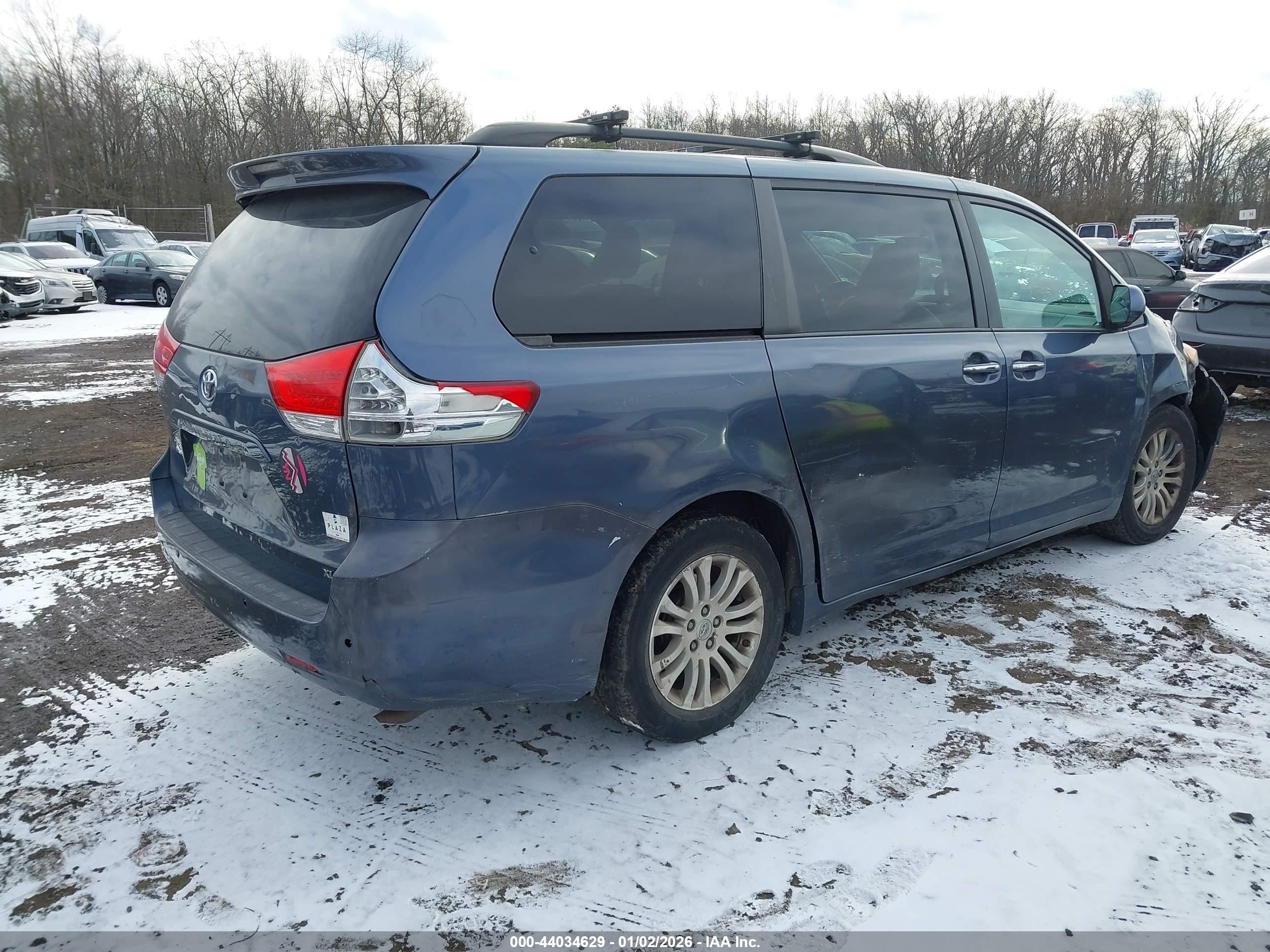 TOYOTA SIENNA image 4