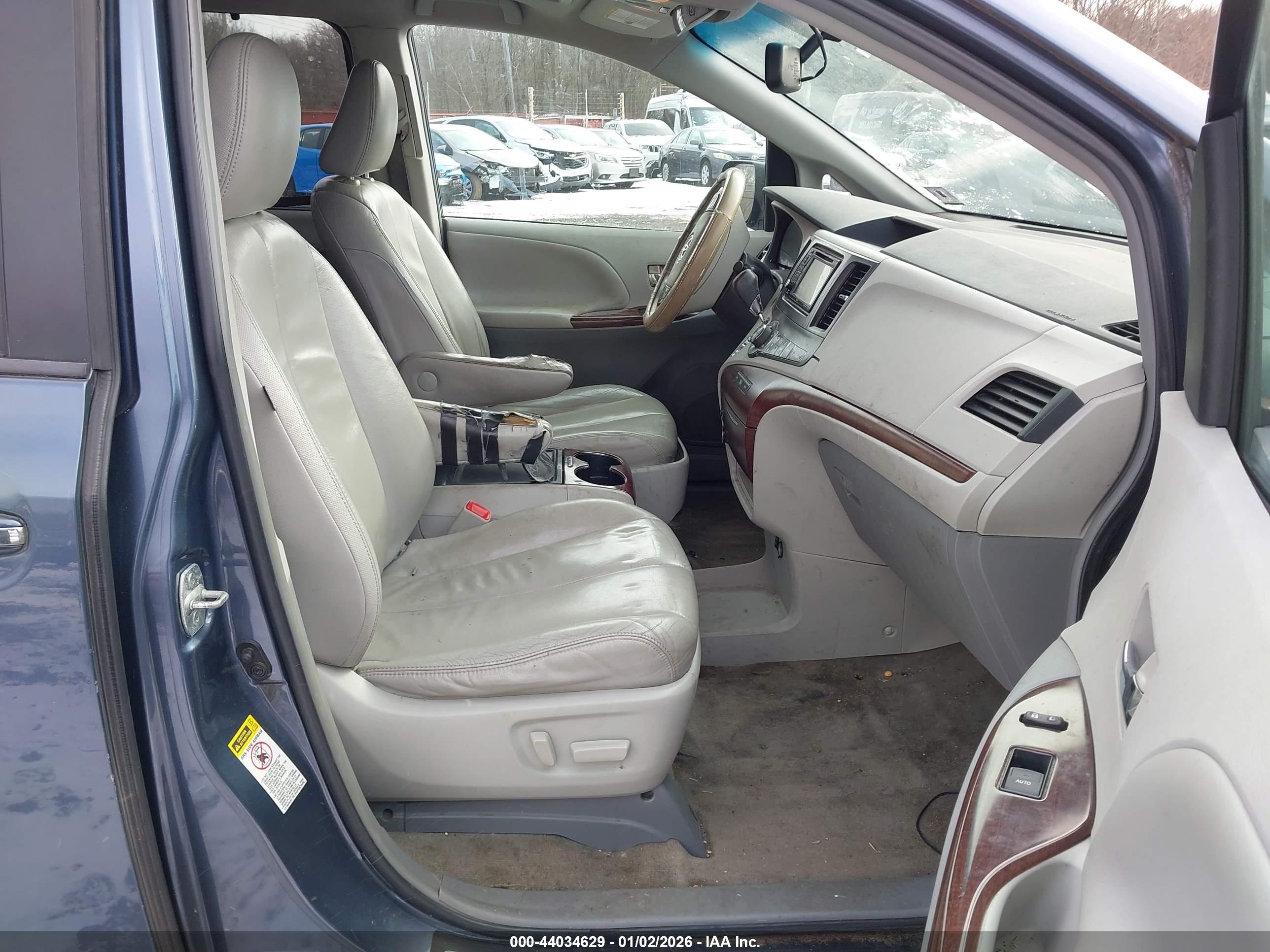 TOYOTA SIENNA image 5