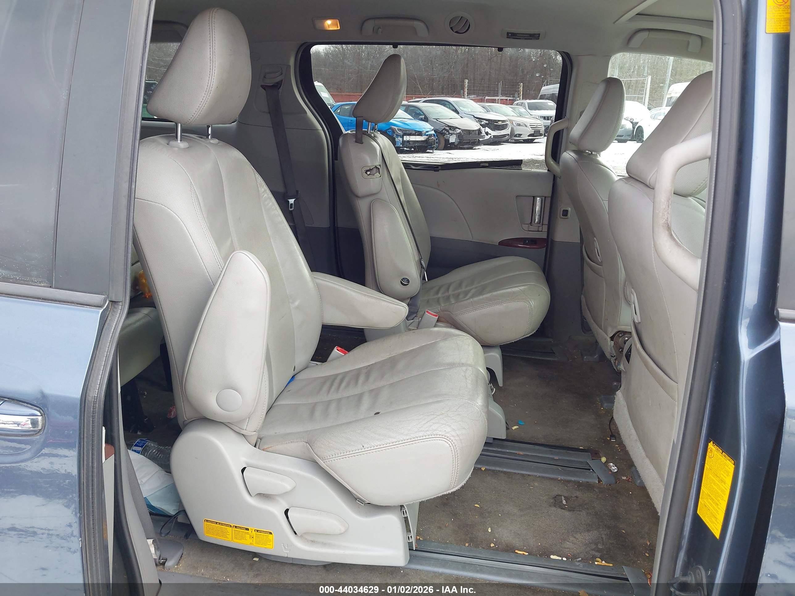 TOYOTA SIENNA image 8
