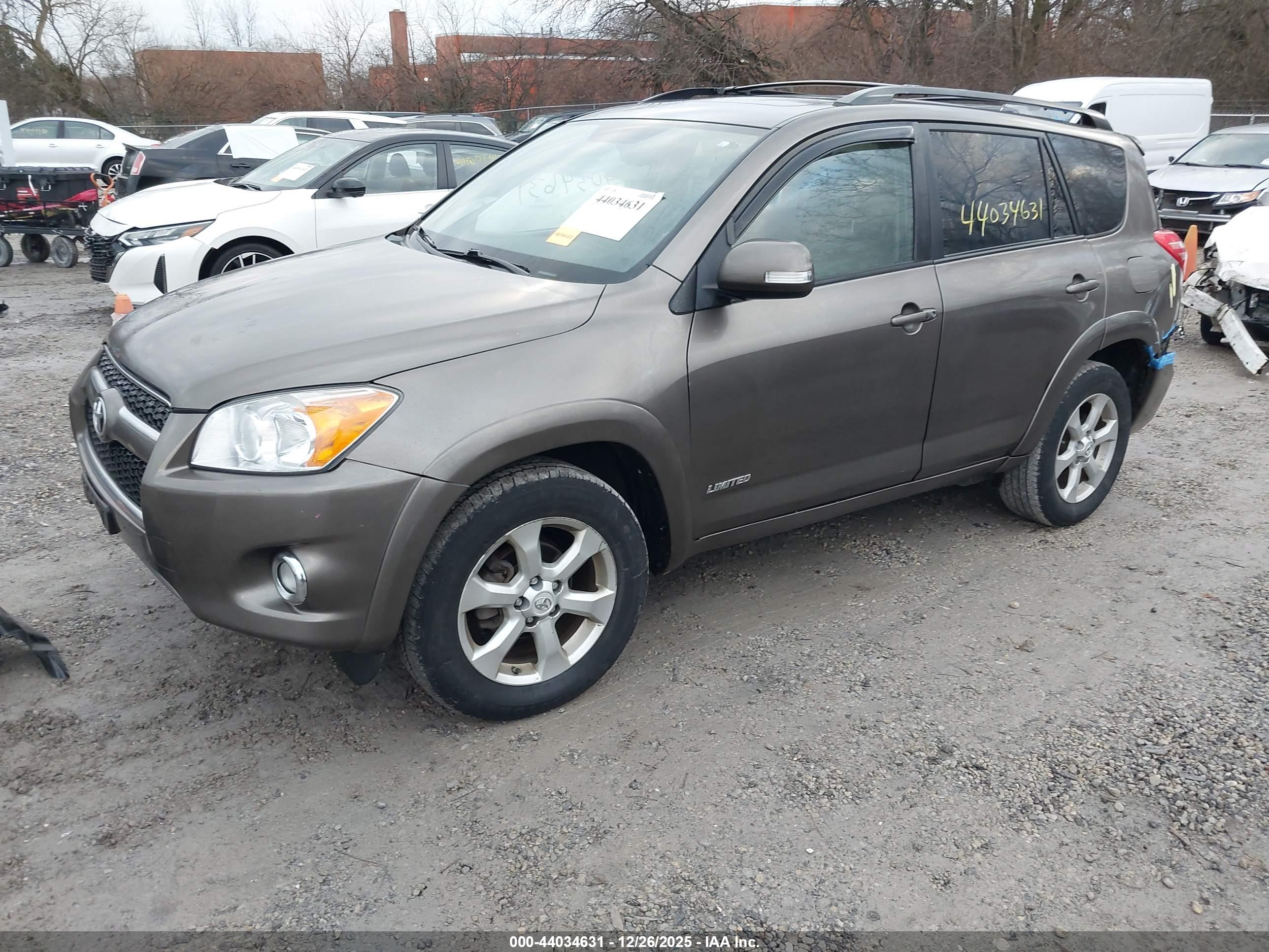 TOYOTA RAV4 image 2