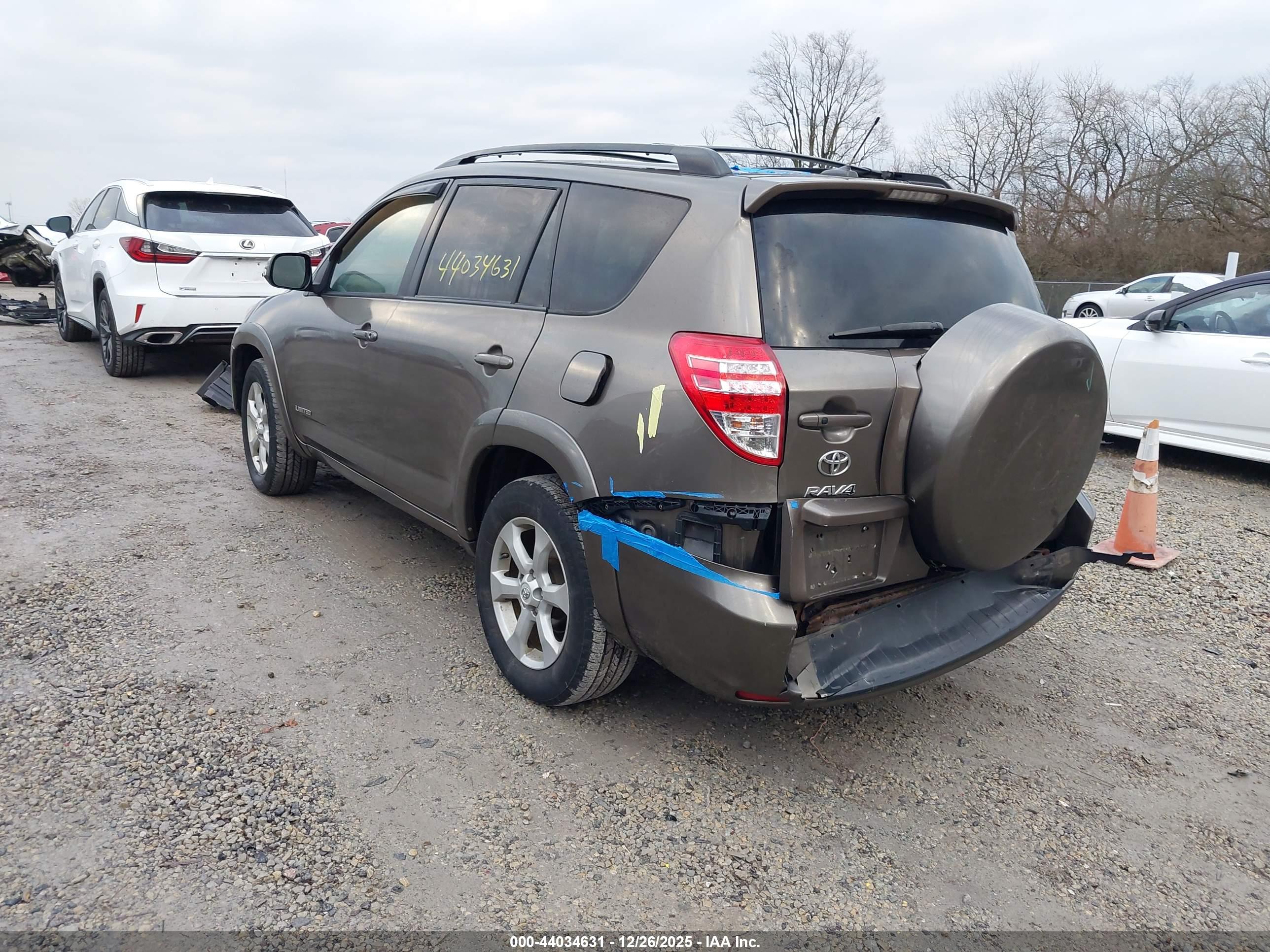 TOYOTA RAV4 image 3