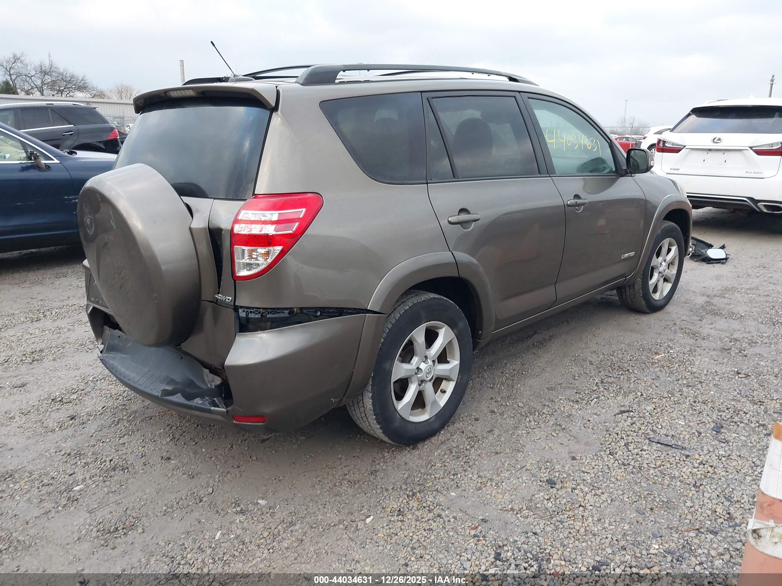 TOYOTA RAV4 image 4