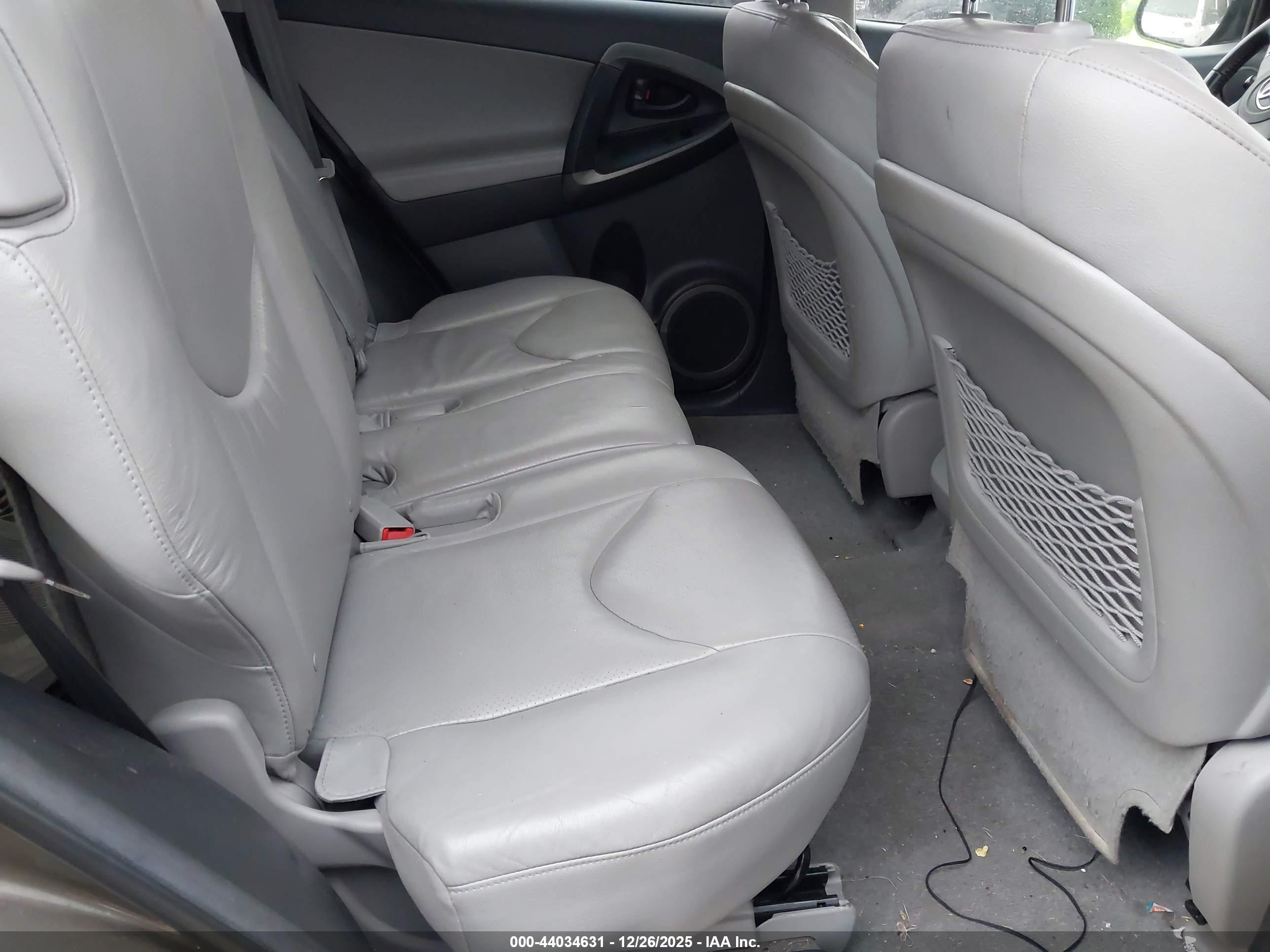 TOYOTA RAV4 image 8