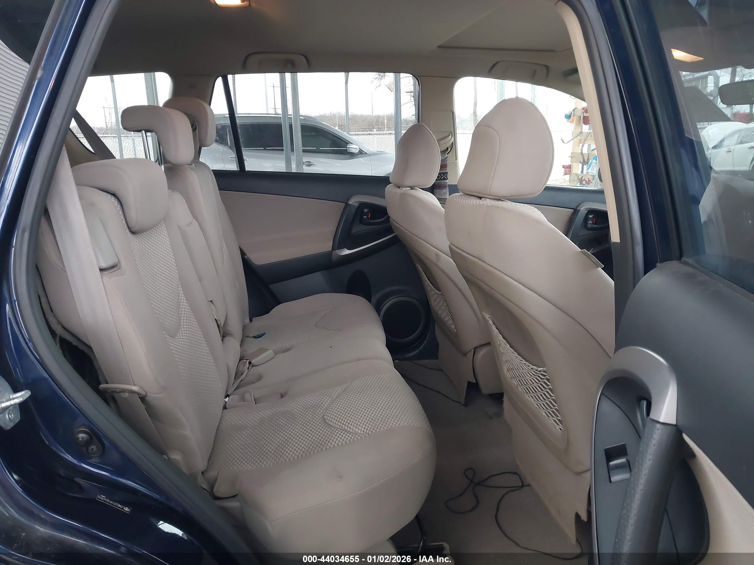 TOYOTA RAV4 image 8