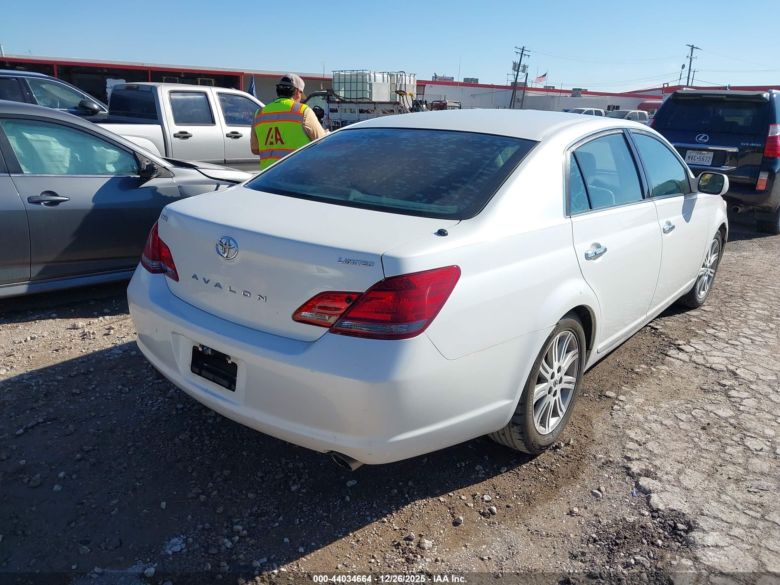 TOYOTA AVALON image 4