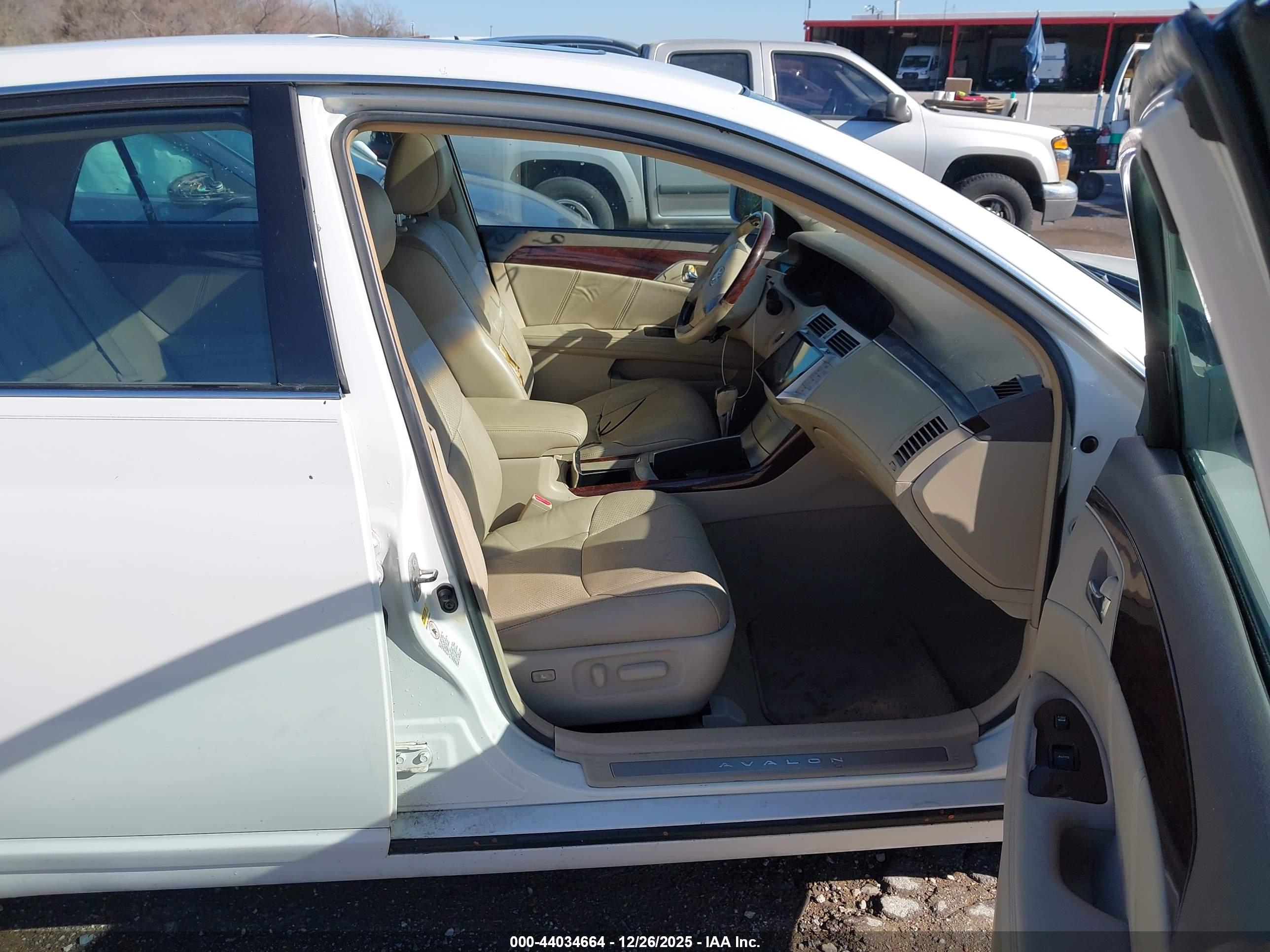 TOYOTA AVALON image 5