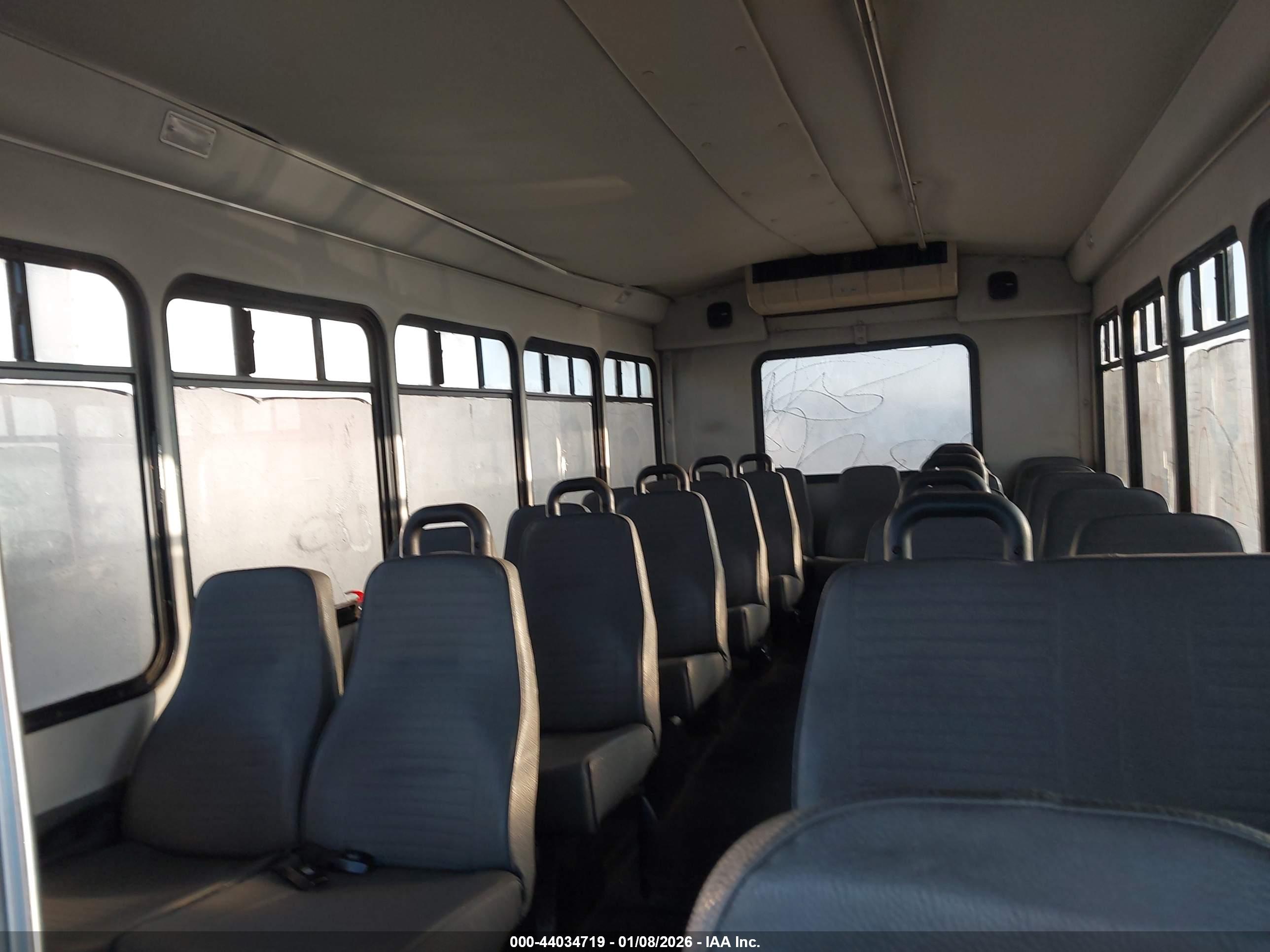 FORD E-450 image 8