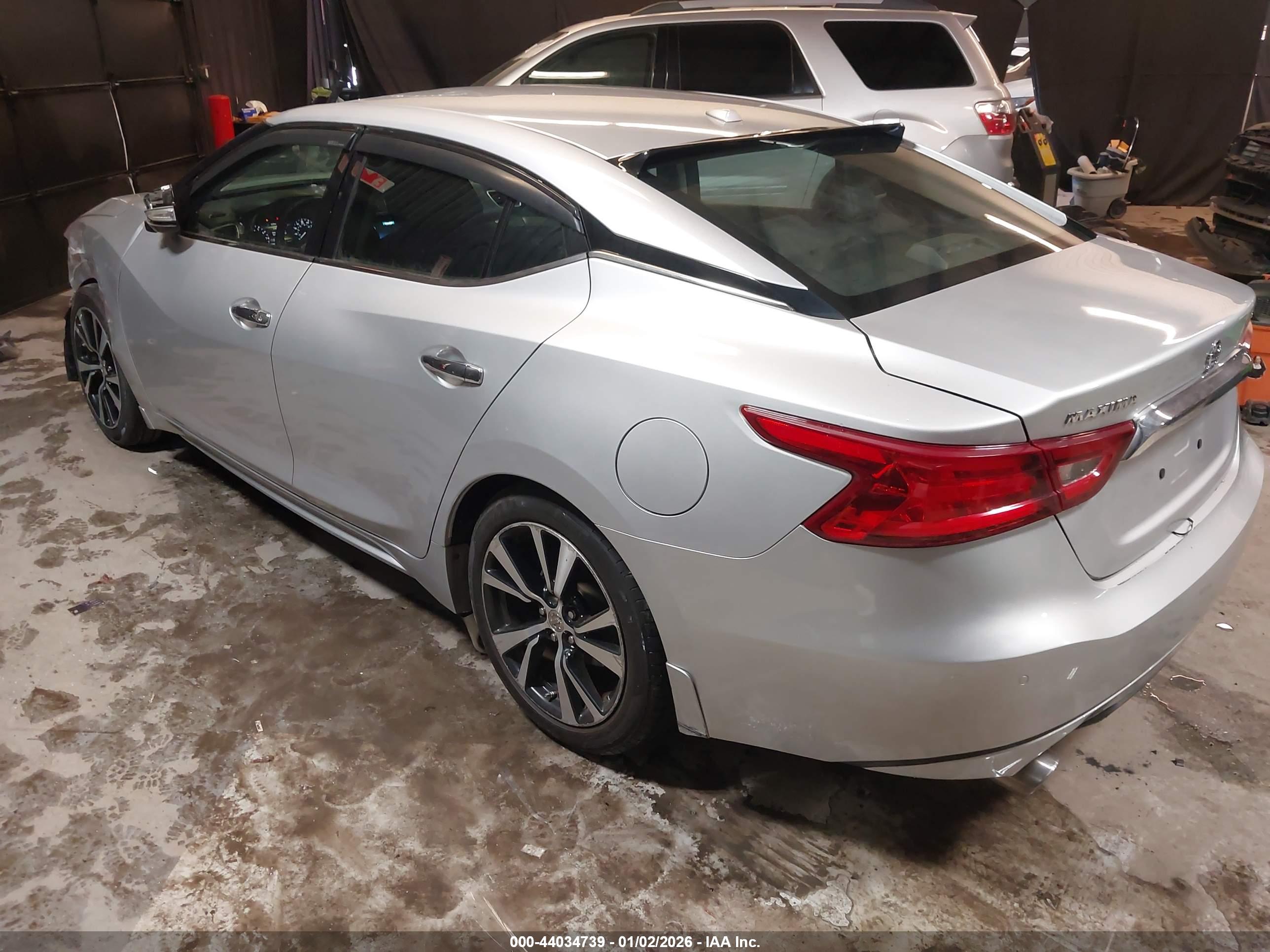 NISSAN MAXIMA image 3