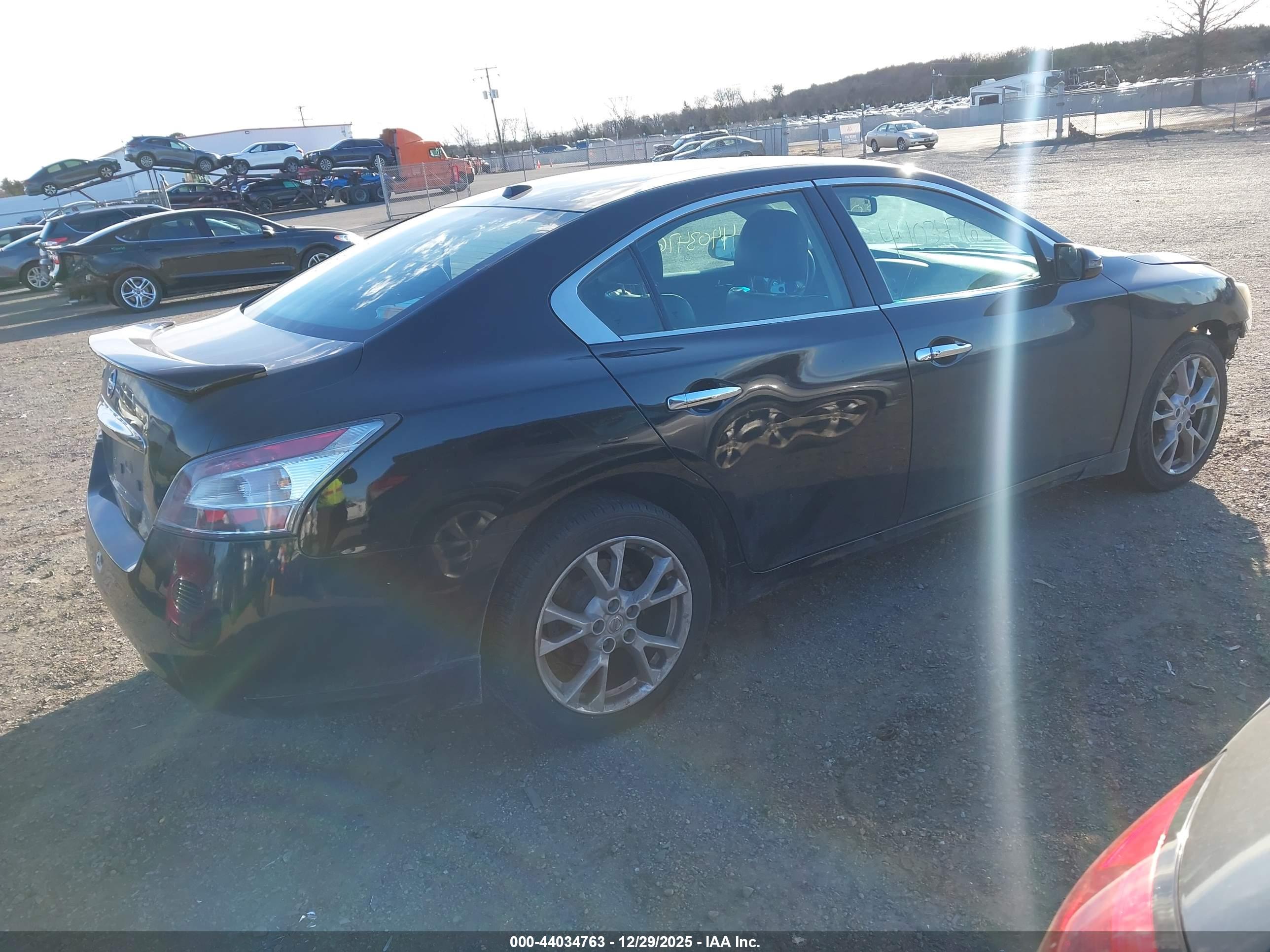 NISSAN MAXIMA image 4