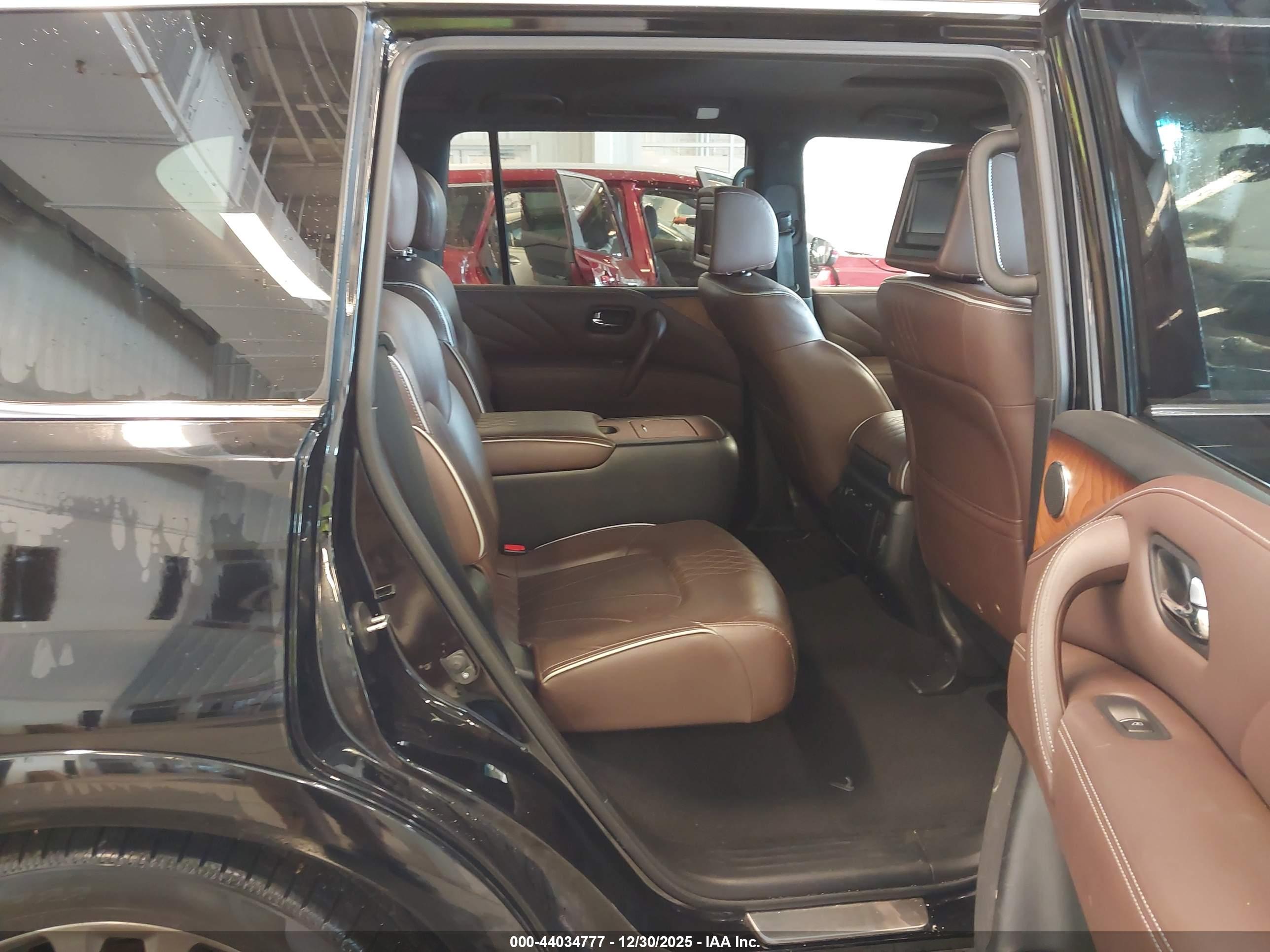 INFINITI QX80 image 8