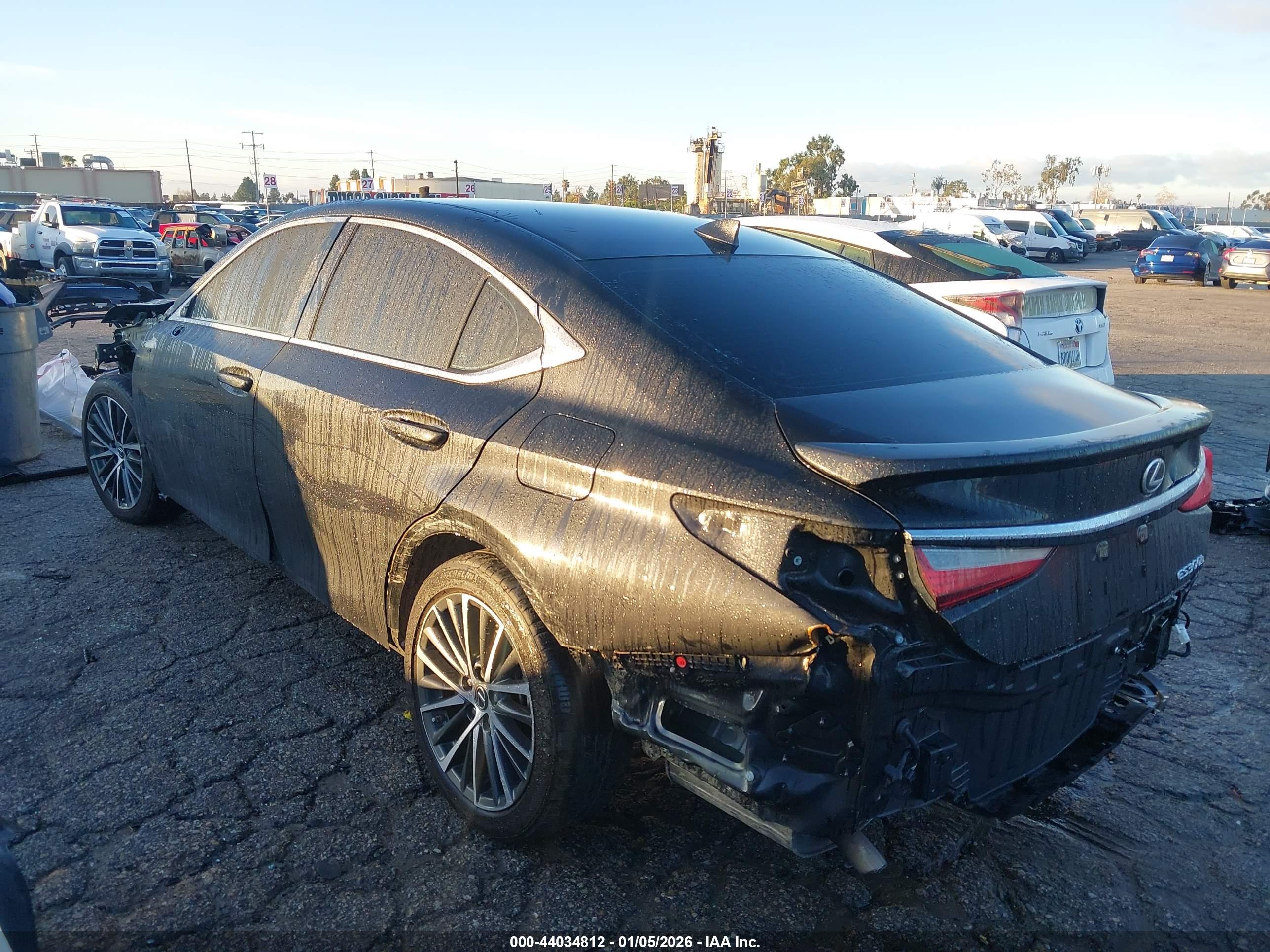 LEXUS ES image 3