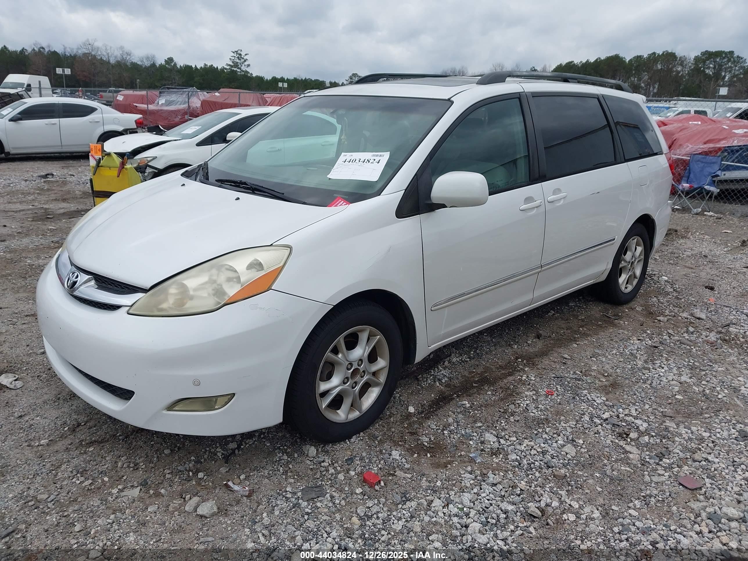 TOYOTA SIENNA image 2