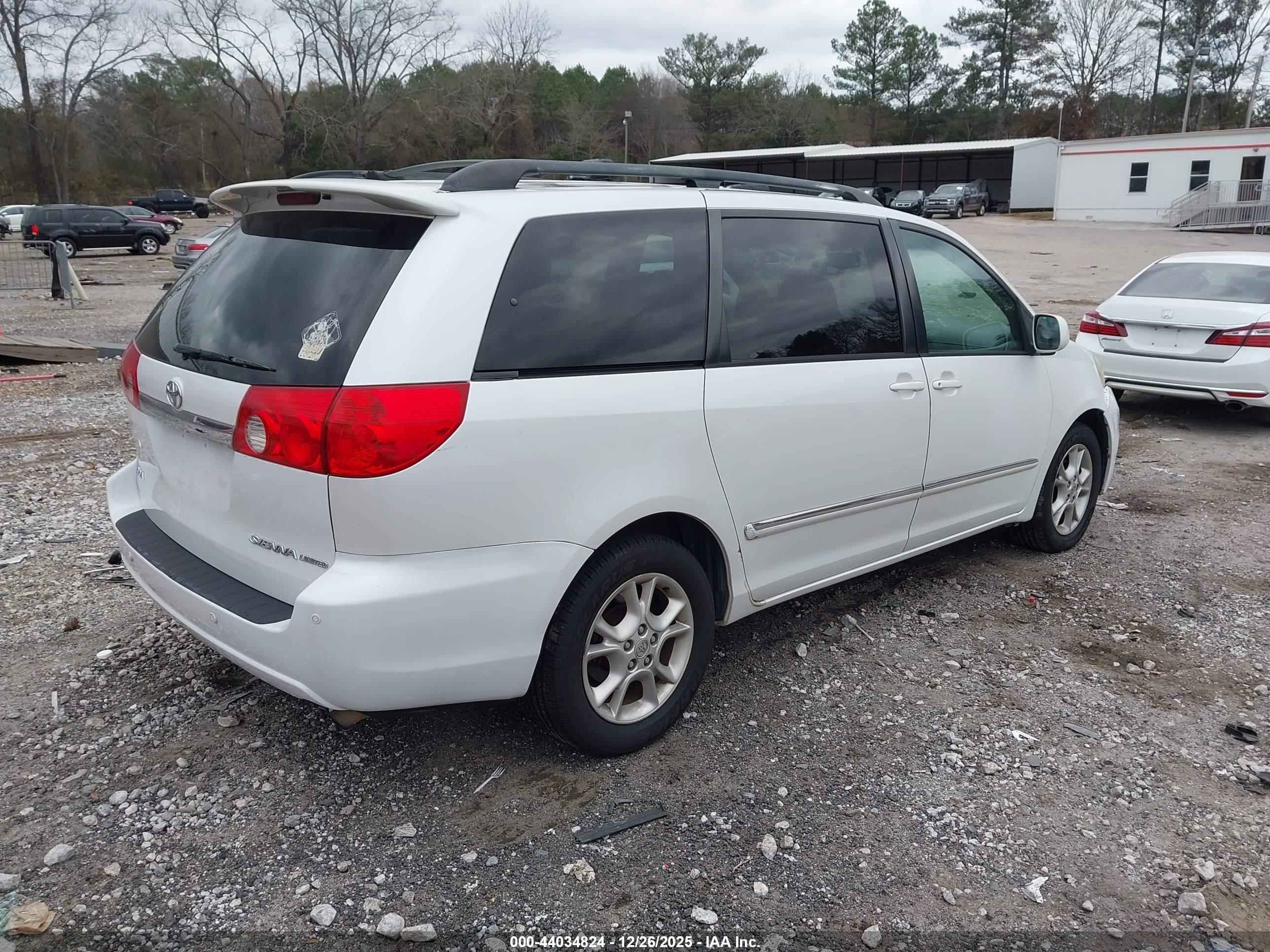 TOYOTA SIENNA image 4