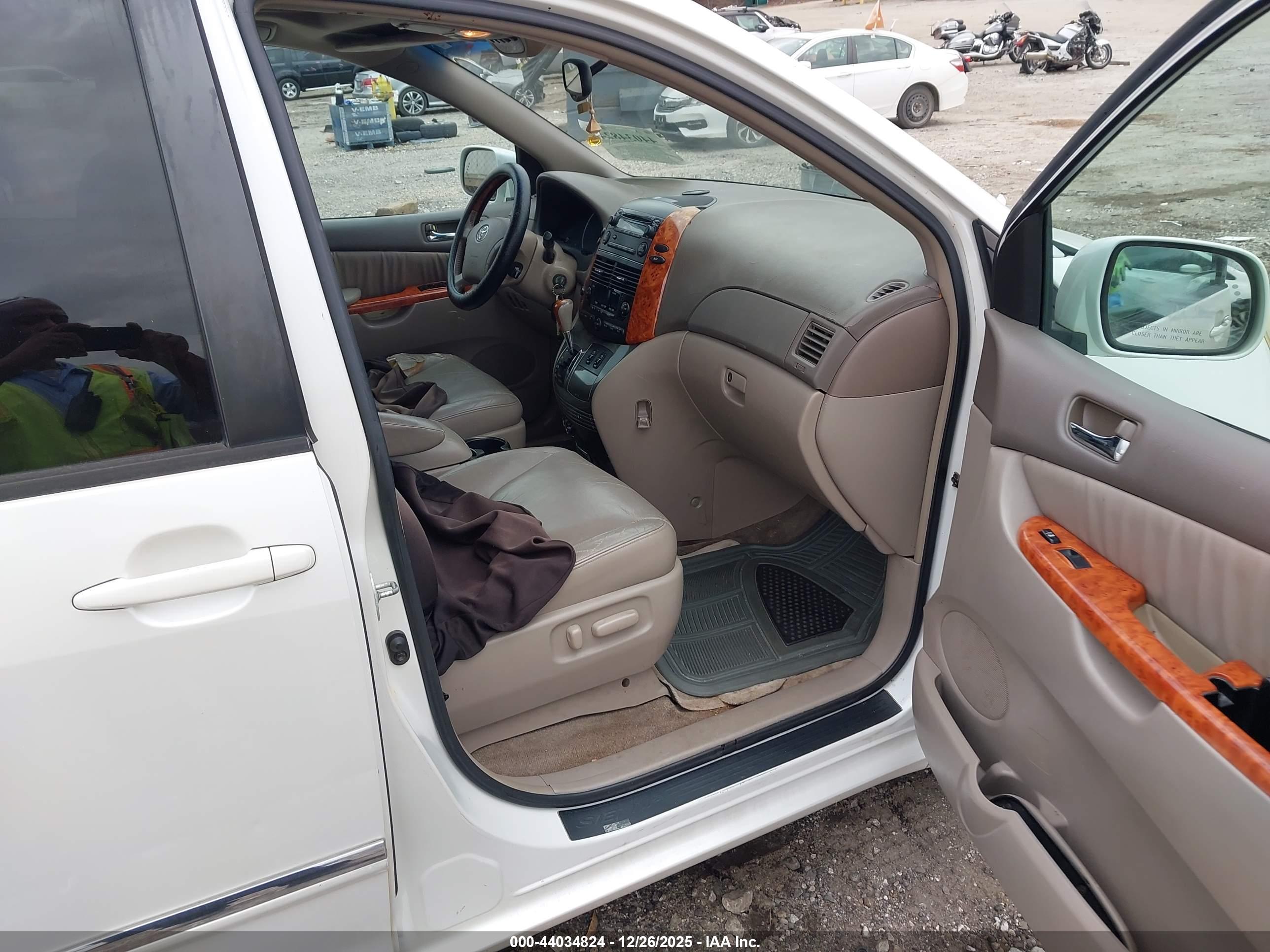 TOYOTA SIENNA image 5