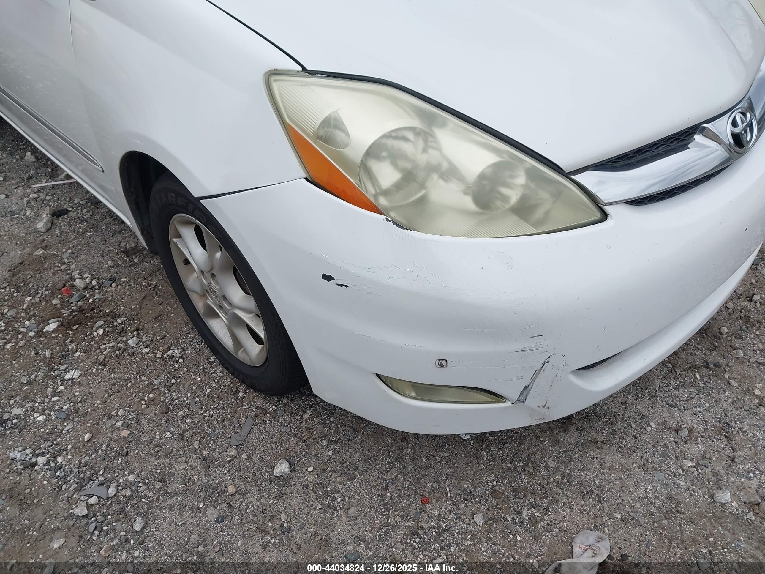 TOYOTA SIENNA image 6