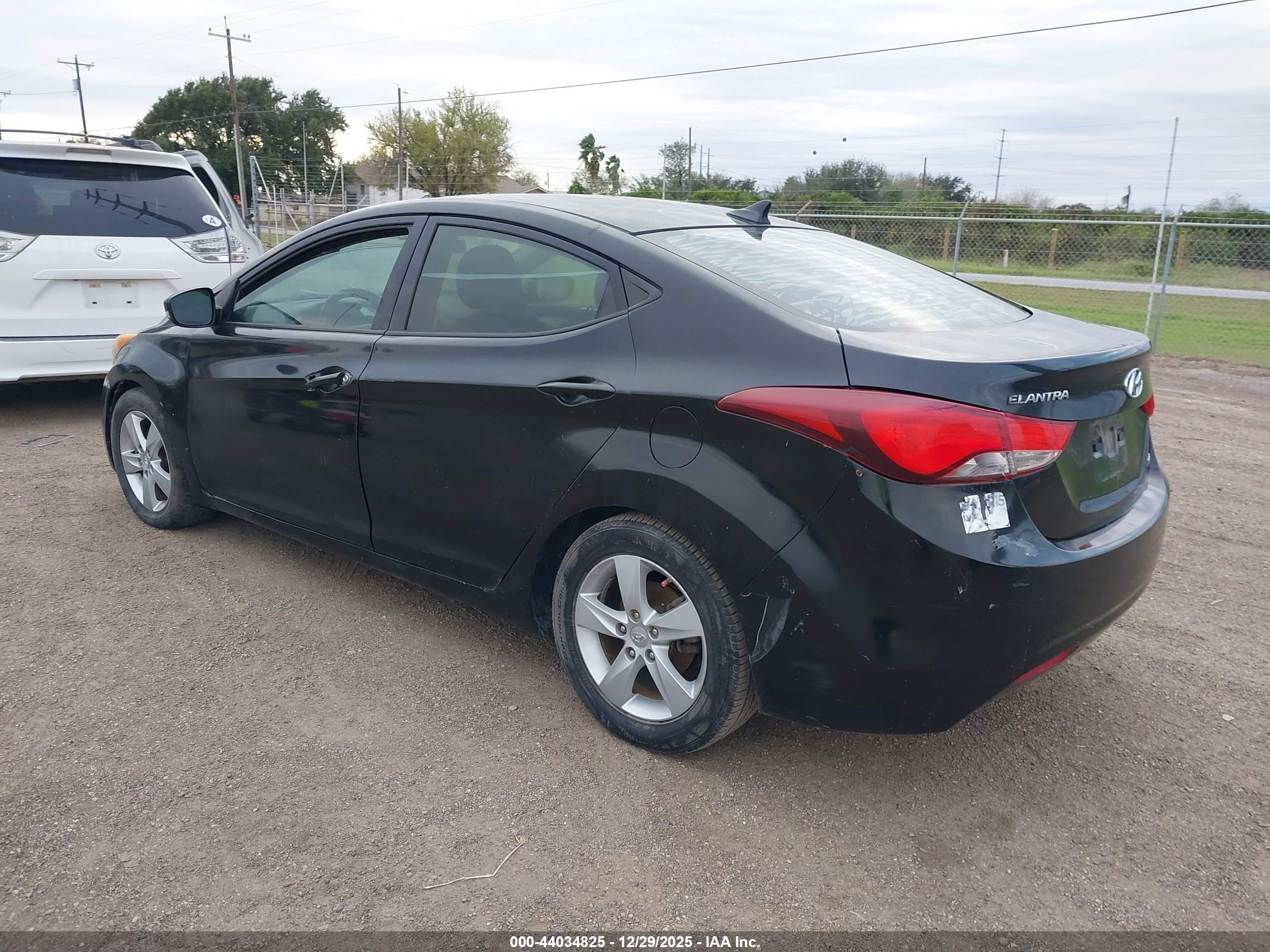 HYUNDAI ELANTRA image 3