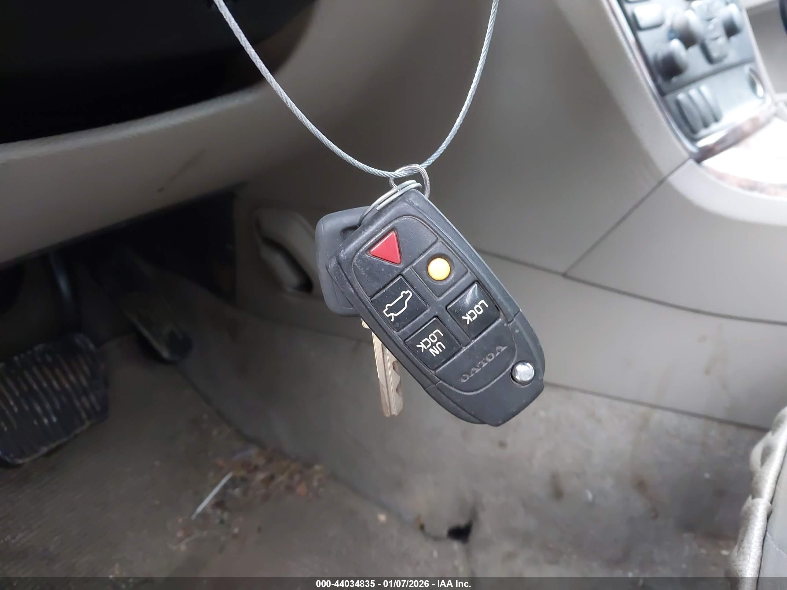 VOLVO XC70 image 11