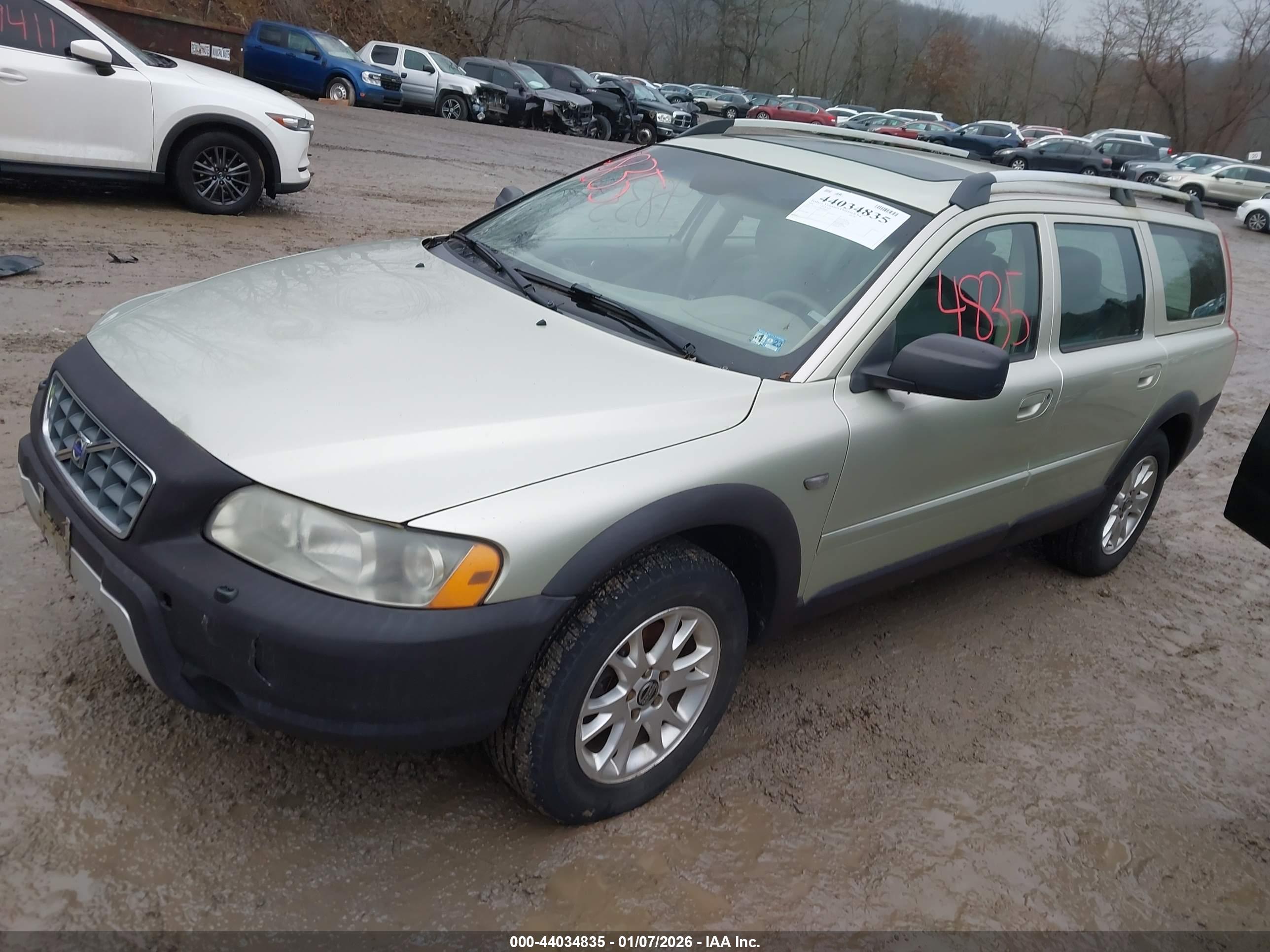 VOLVO XC70 image 2
