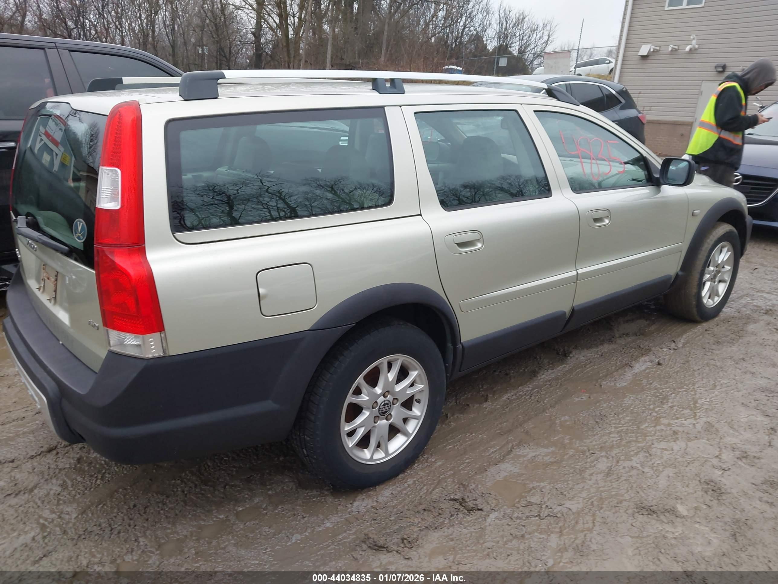 VOLVO XC70 image 4