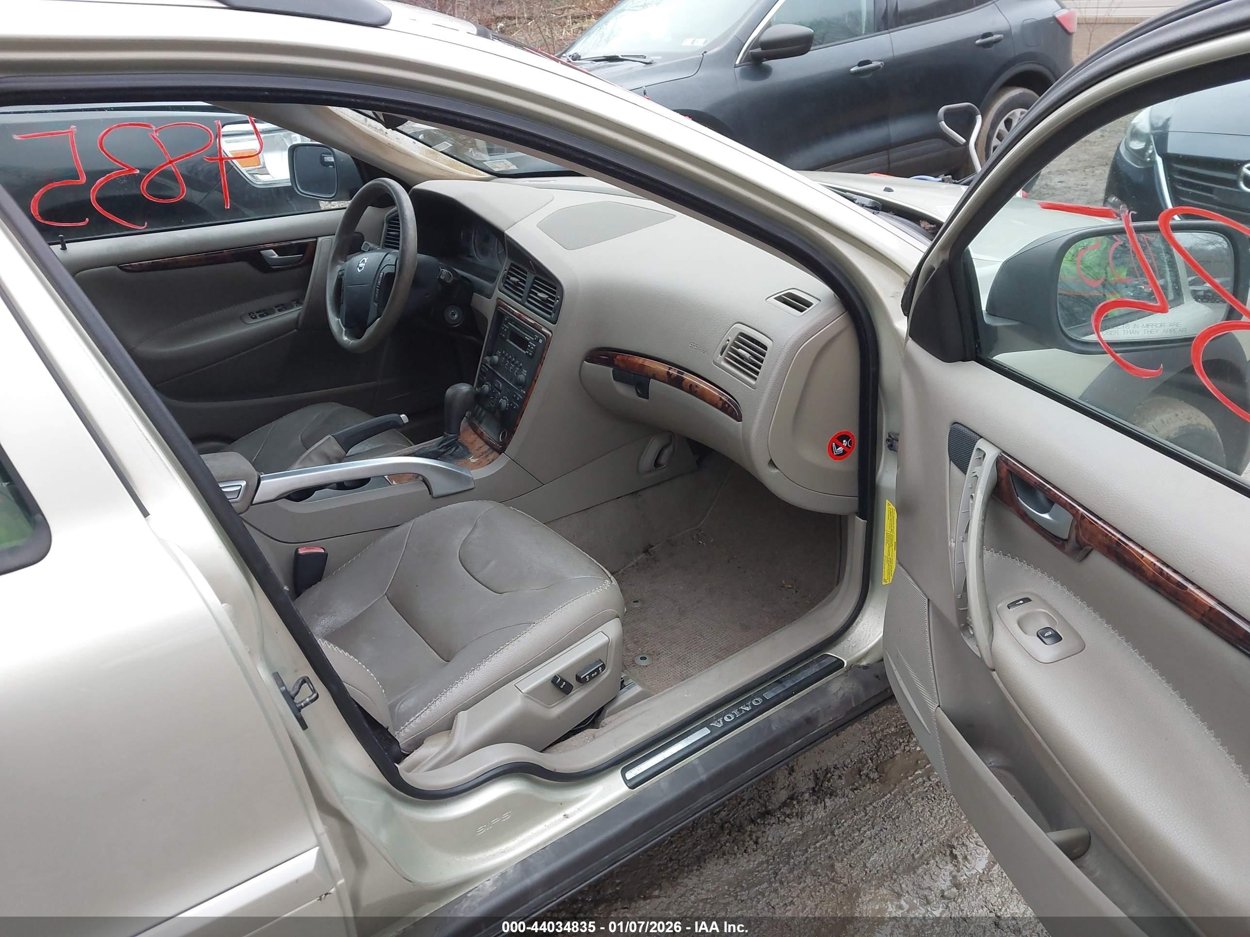 VOLVO XC70 image 5