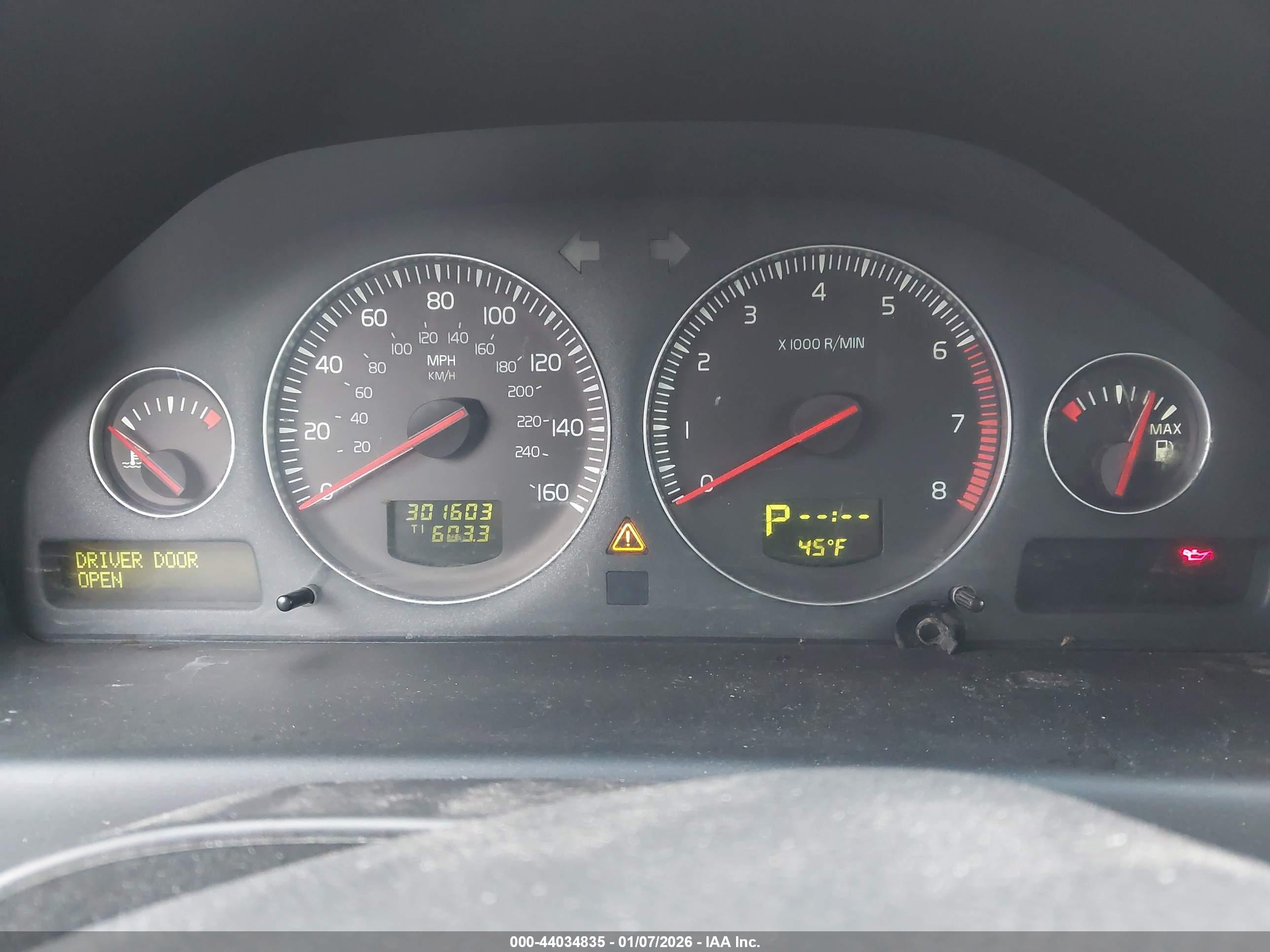 VOLVO XC70 image 7