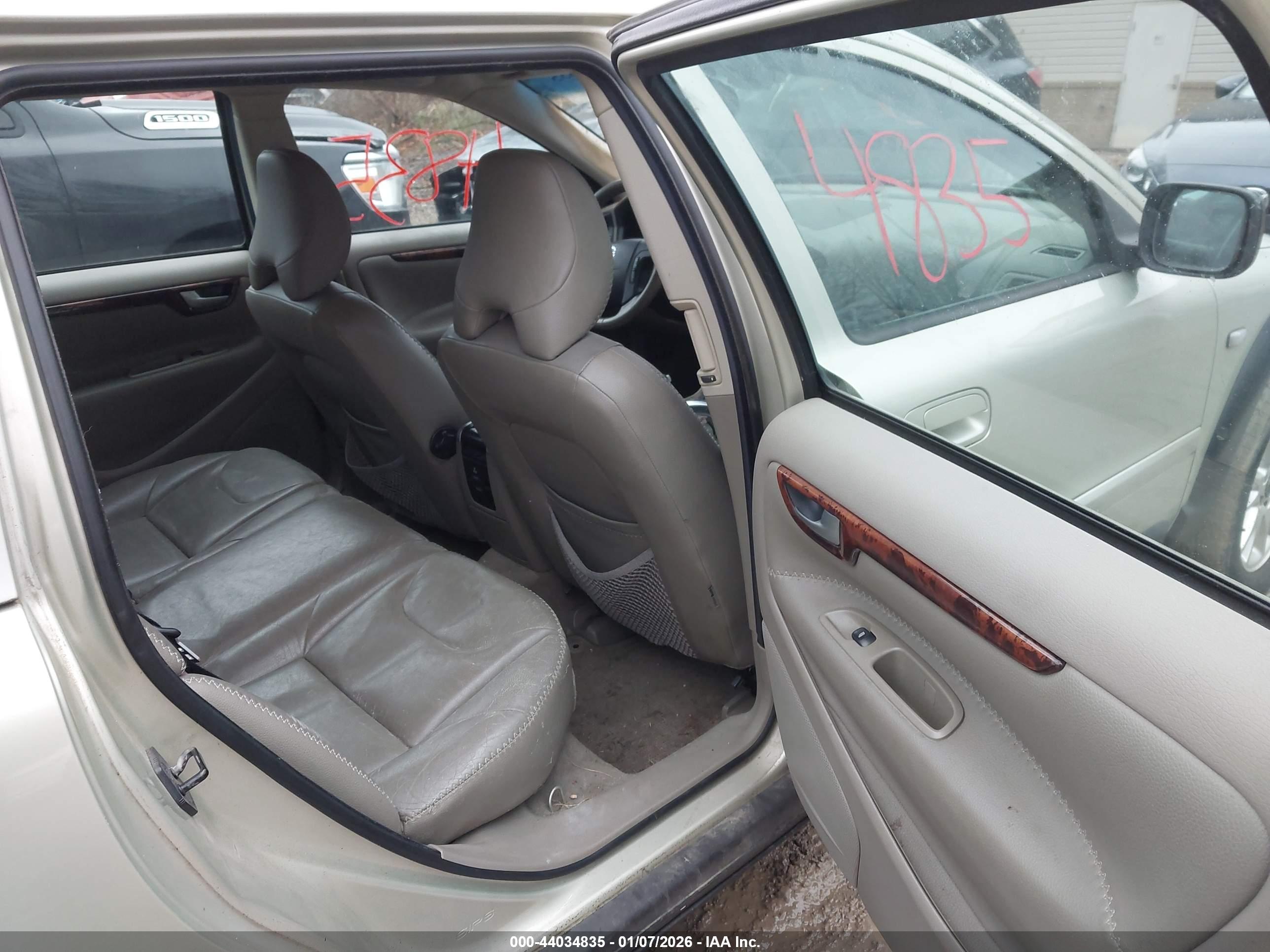 VOLVO XC70 image 8