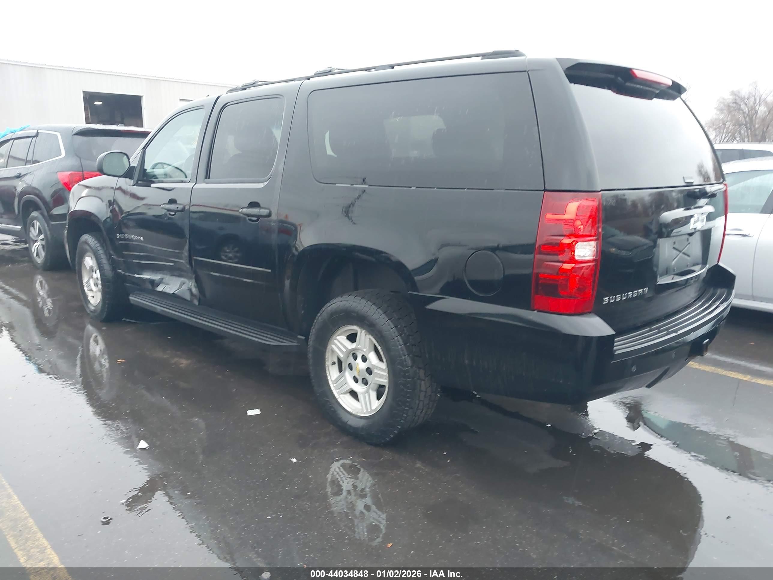 CHEVROLET SUBURBAN image 3