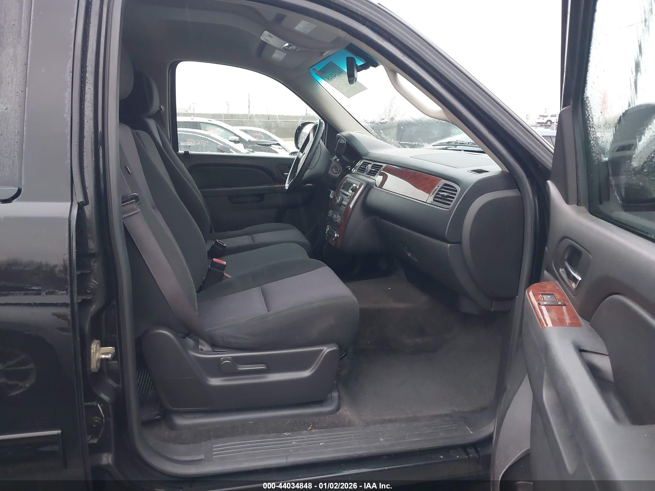 CHEVROLET SUBURBAN image 5