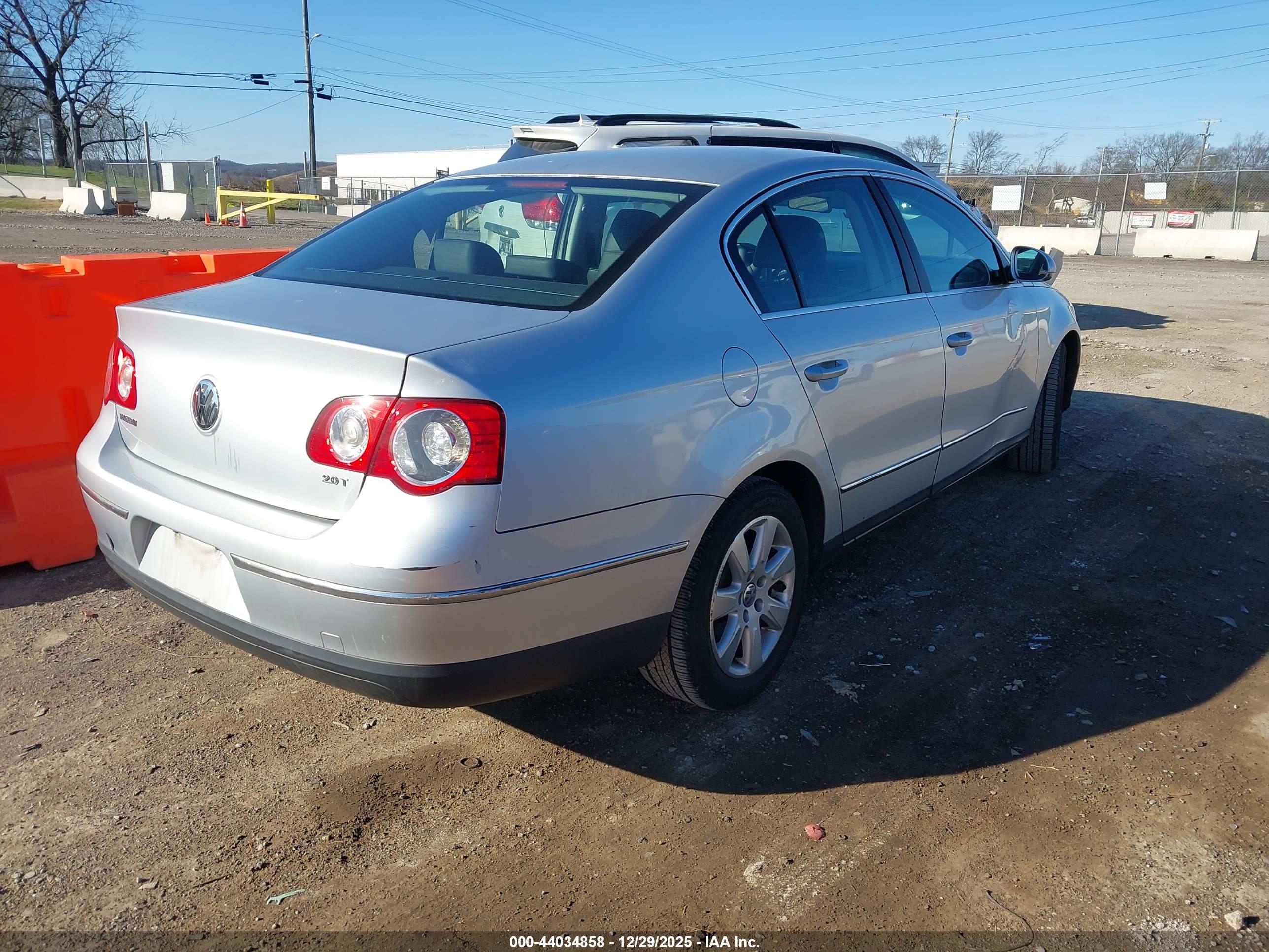 VOLKSWAGEN PASSAT image 4