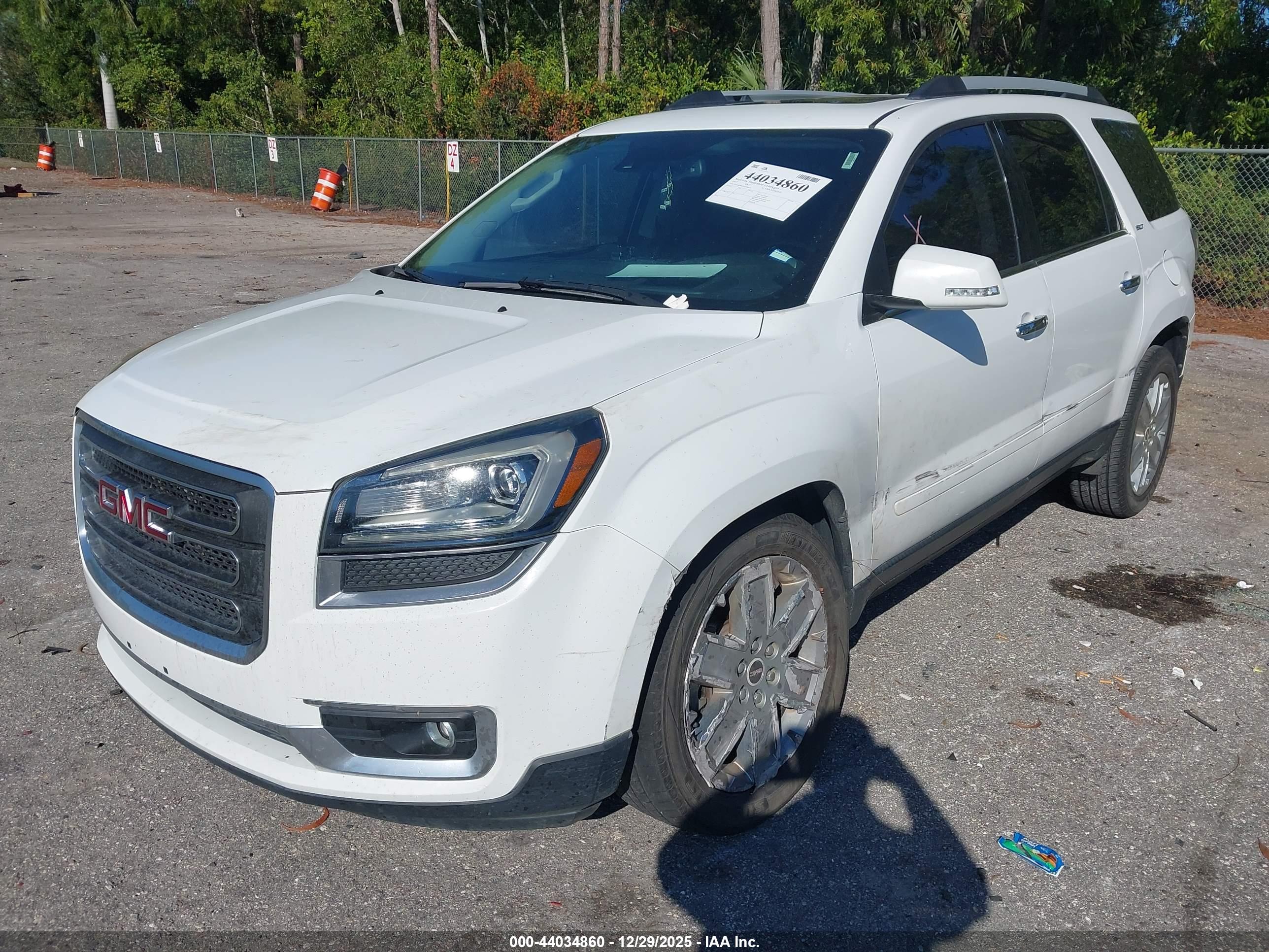 GMC ACADIA image 2