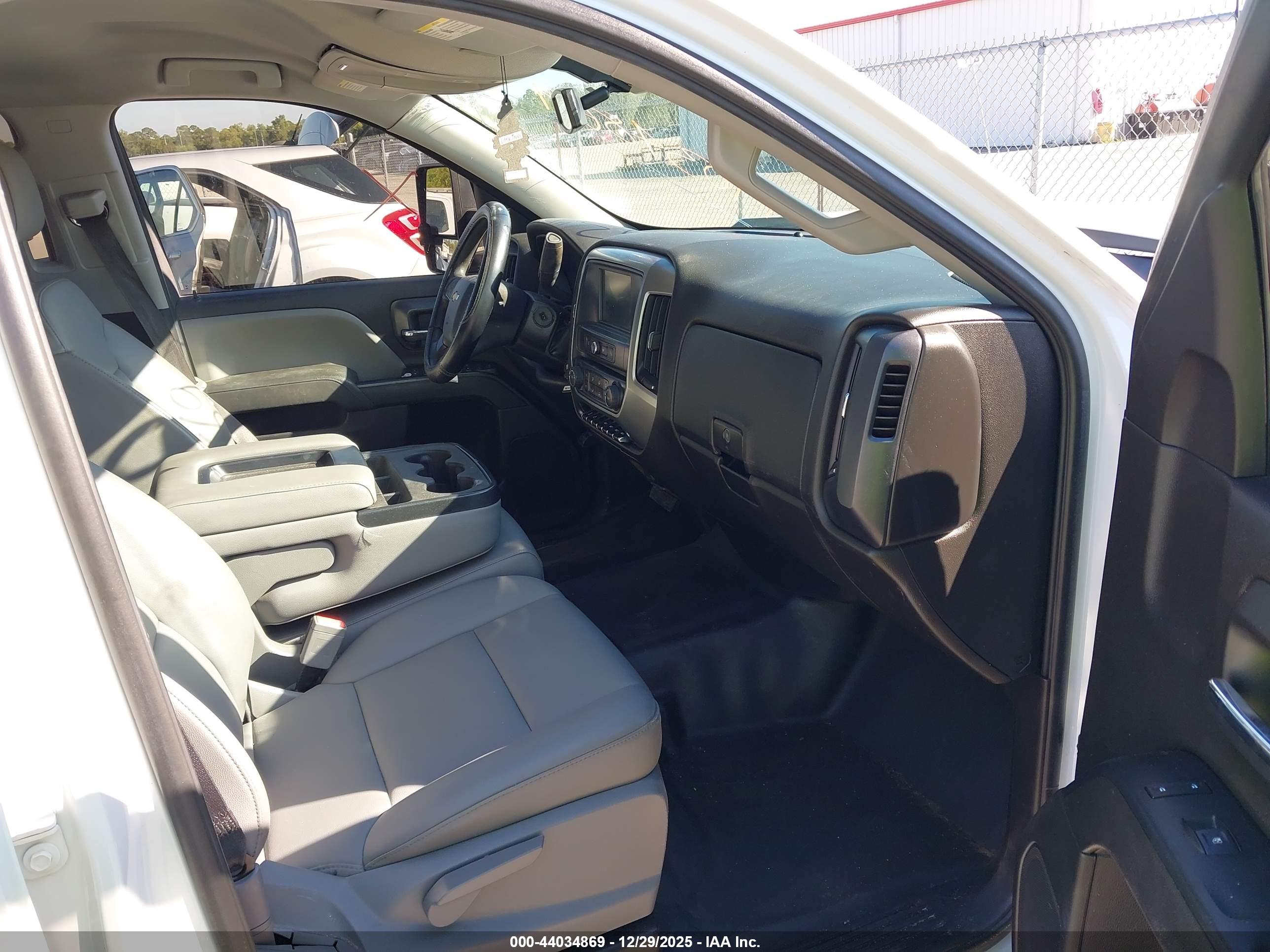 CHEVROLET SILVERADO image 5