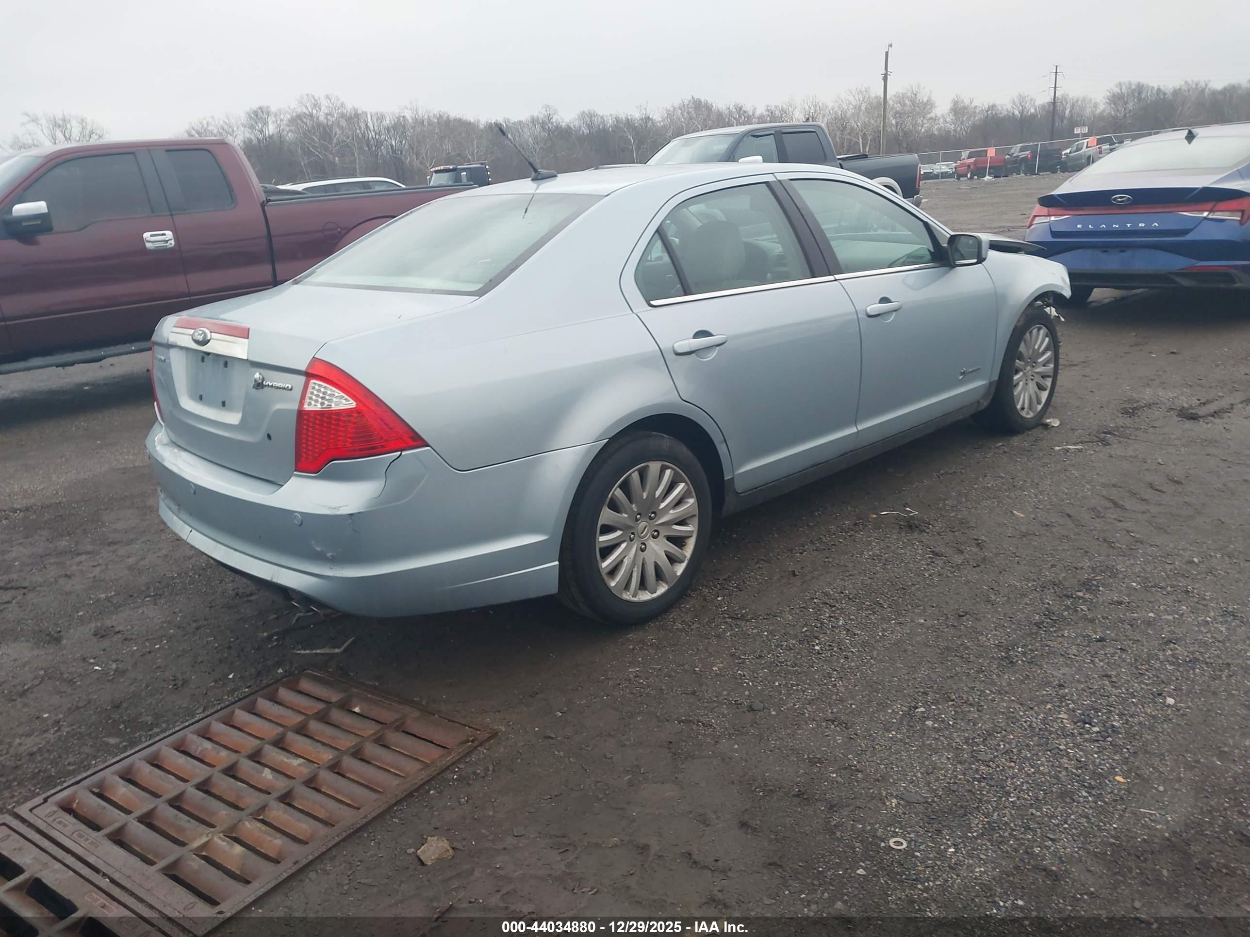 FORD FUSION image 4