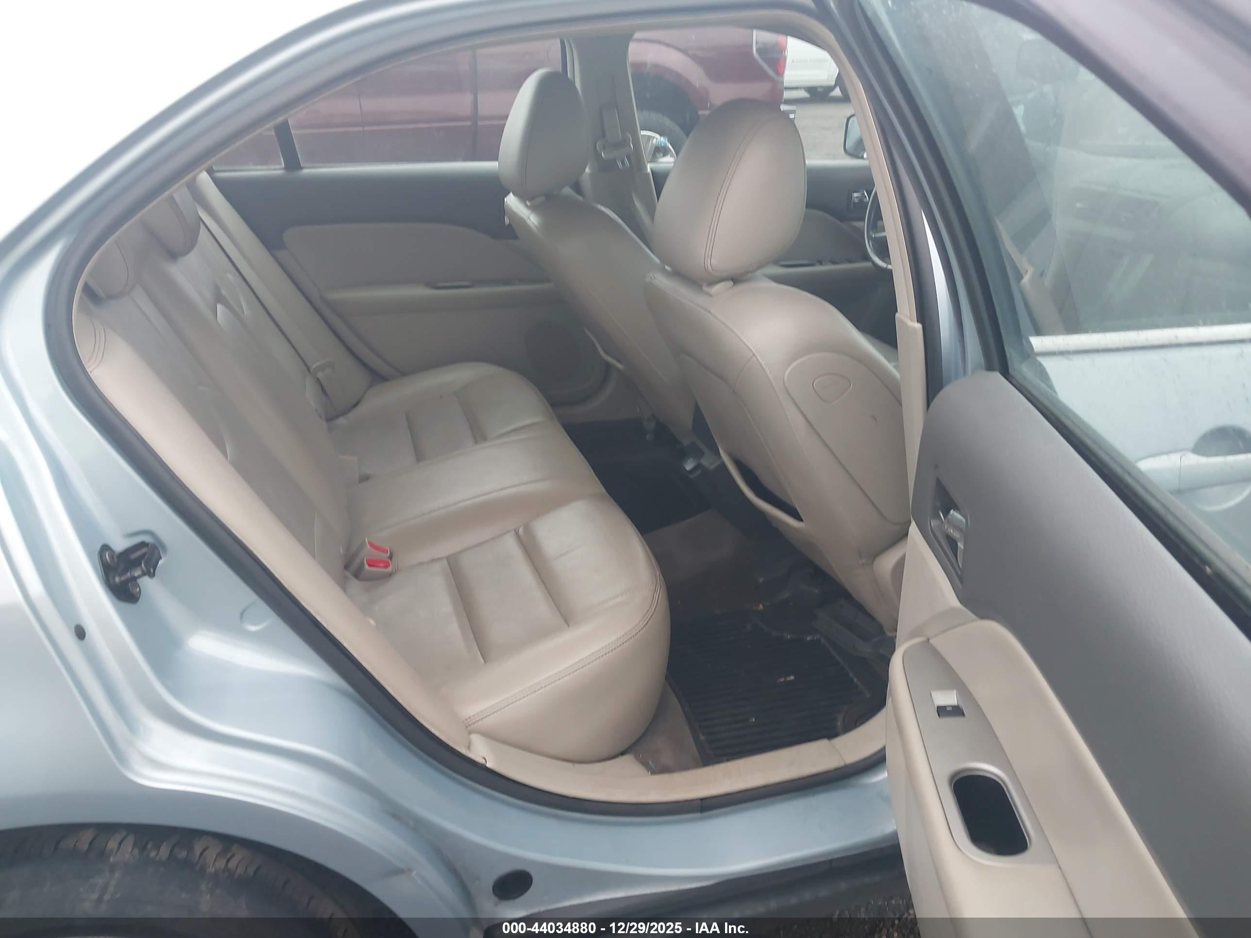 FORD FUSION image 8