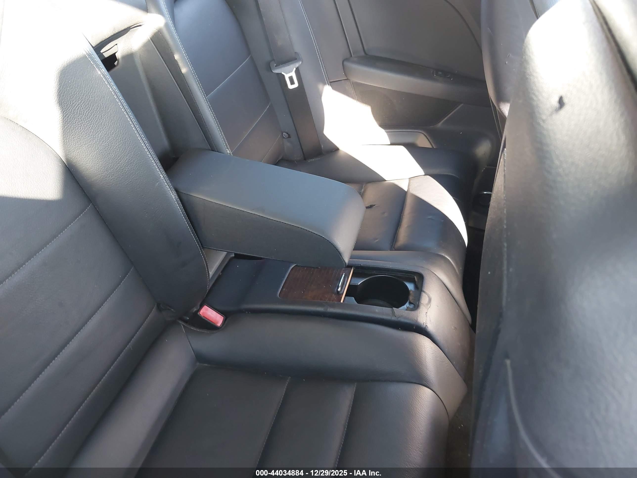 MERCEDES-BENZ E image 8