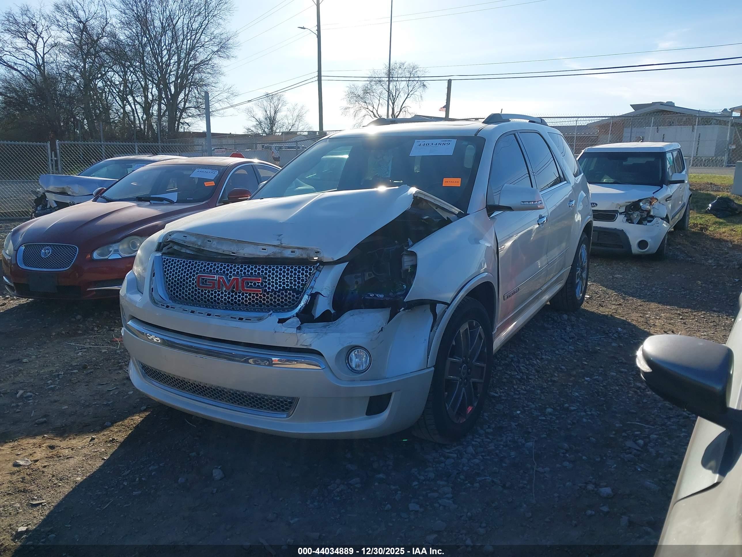 GMC ACADIA image 2