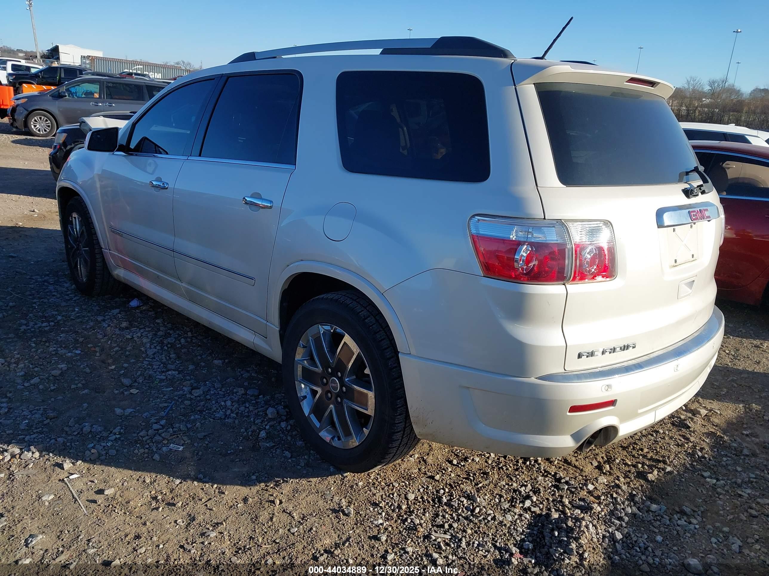 GMC ACADIA image 3